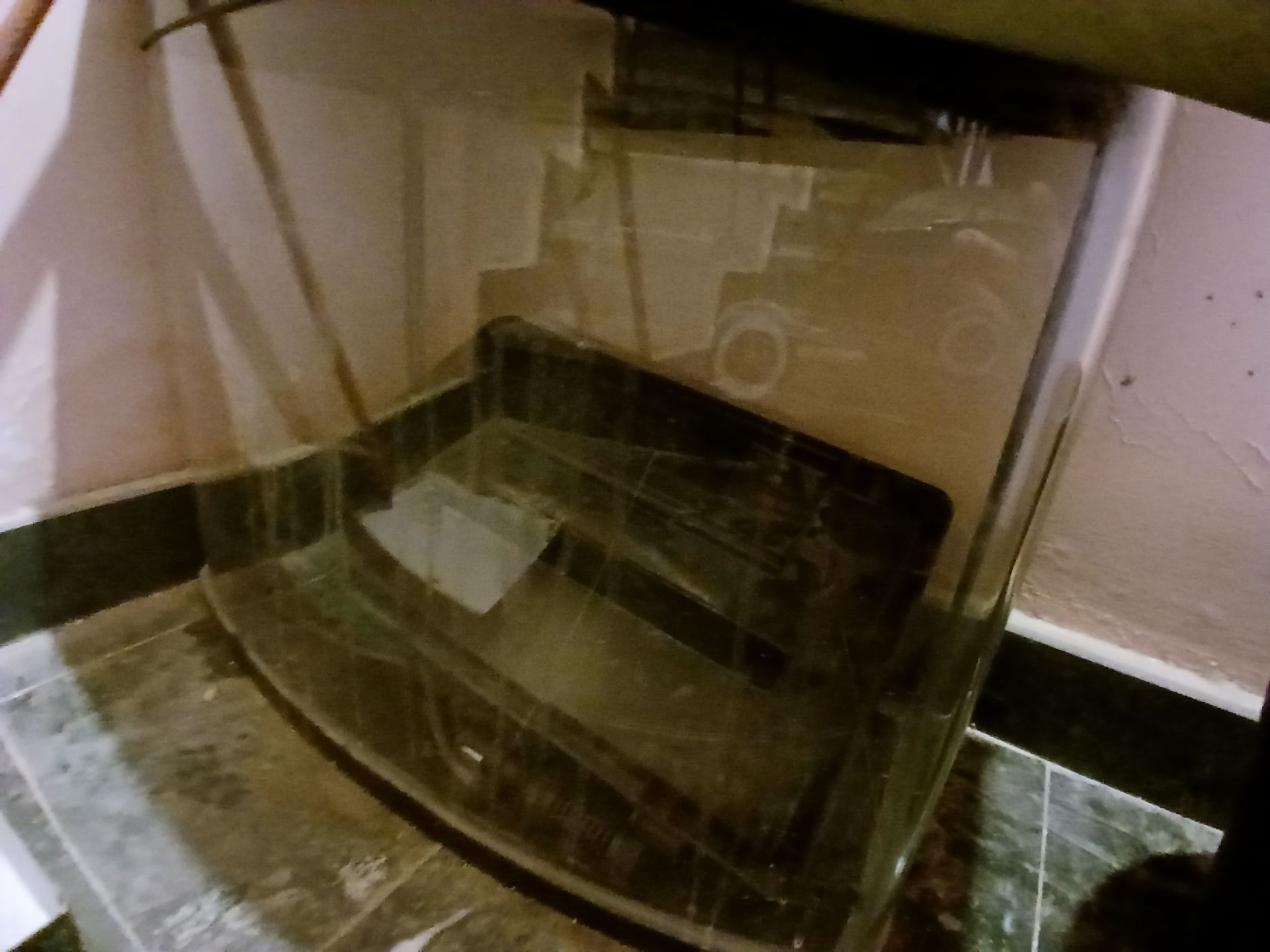 Fish tank  - Image 2