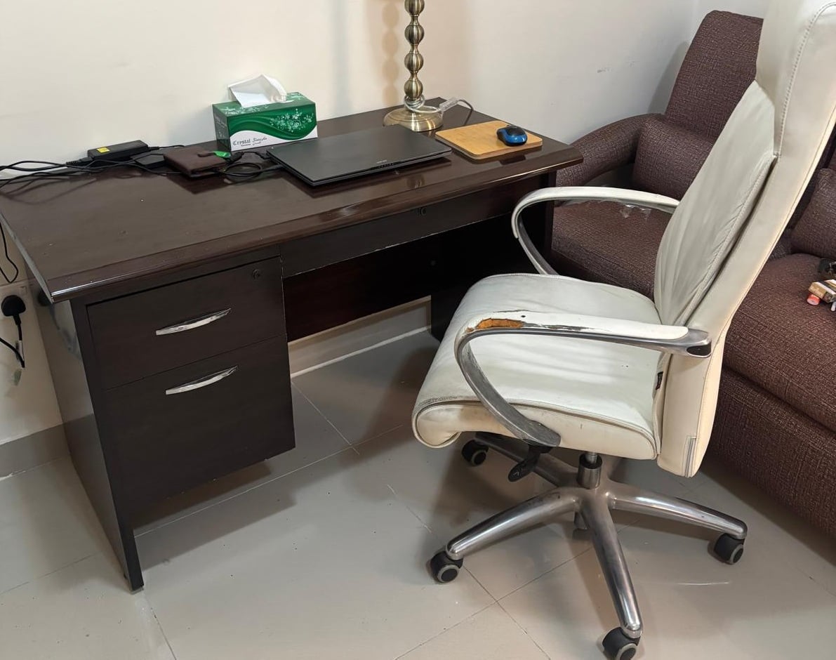 desk and chair - Image 1