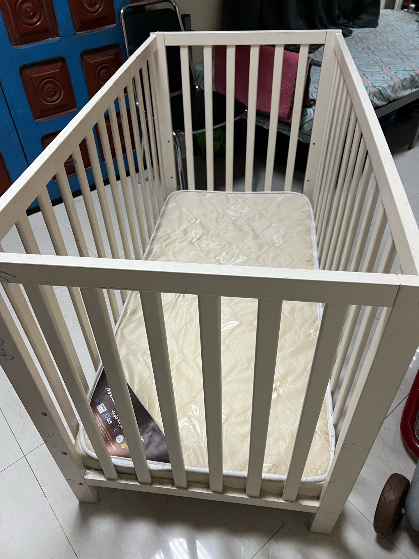 Crib with mattress  - Image 2