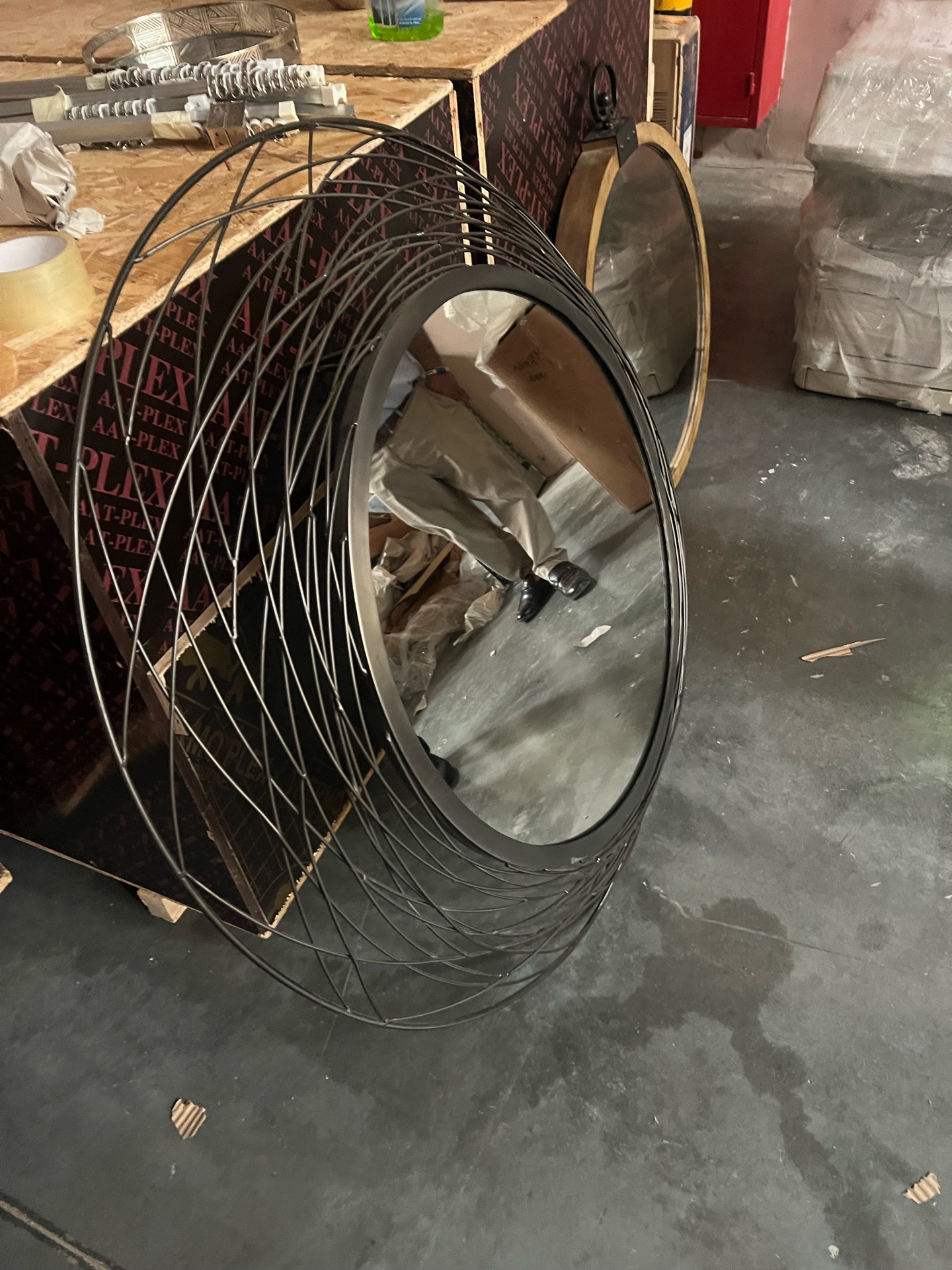 Round mirror with steel frame  - Image 3