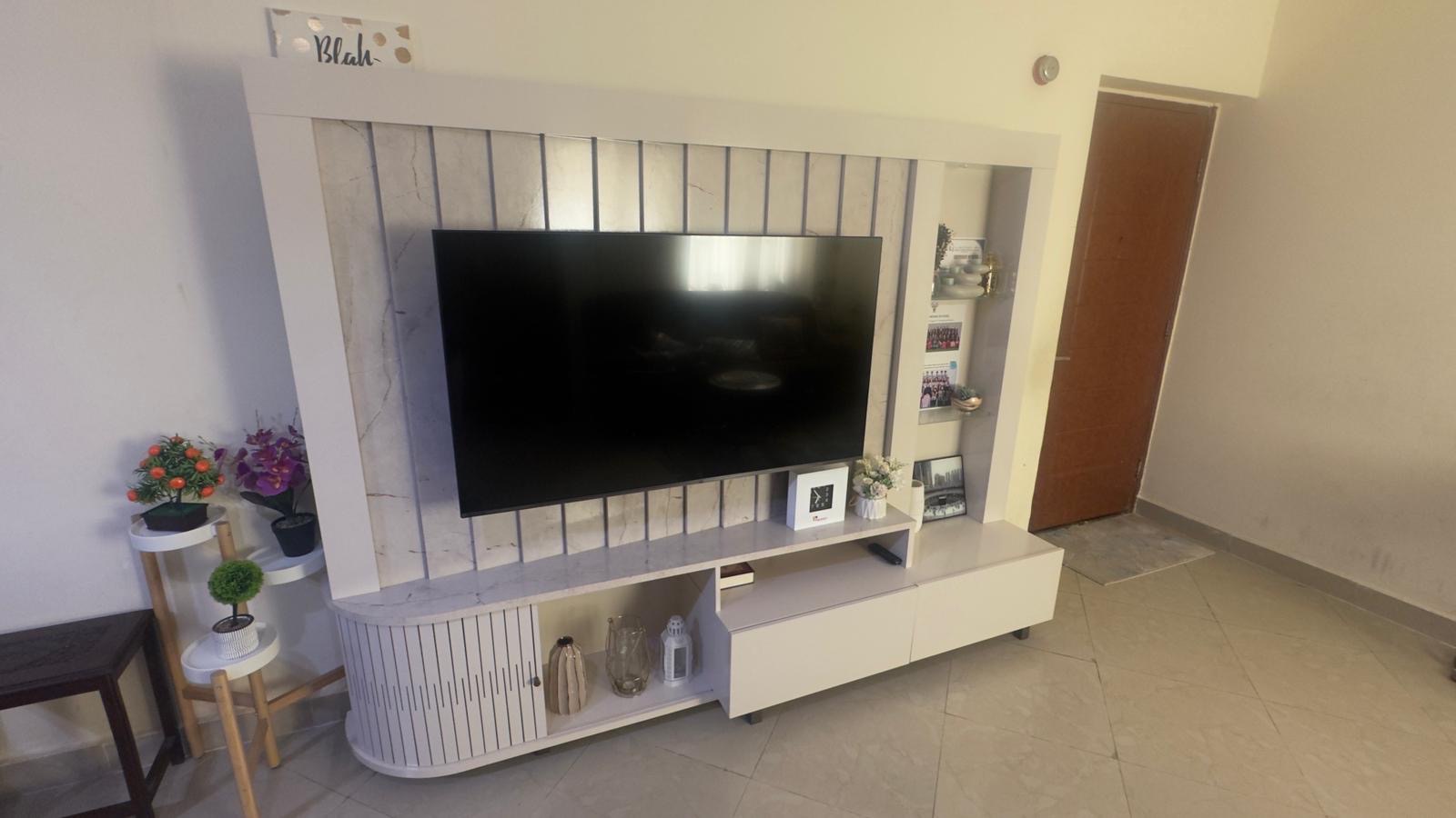 Only 3,500 Well Maintained Furniture only few month Back Newly Purchased - Image 1