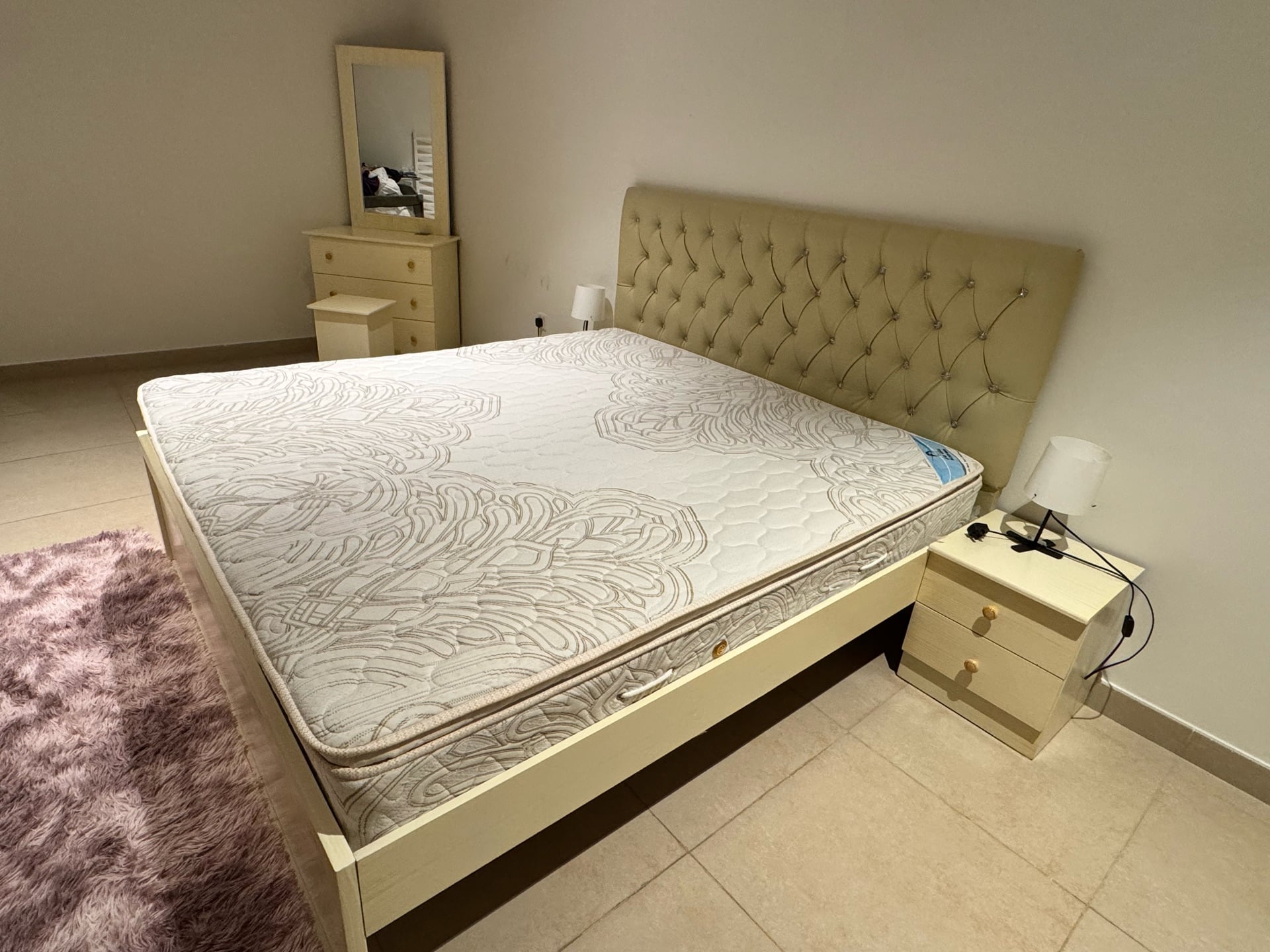 طقم غرفة نوم ملك (180 سم) + مرتبة - Image 6
