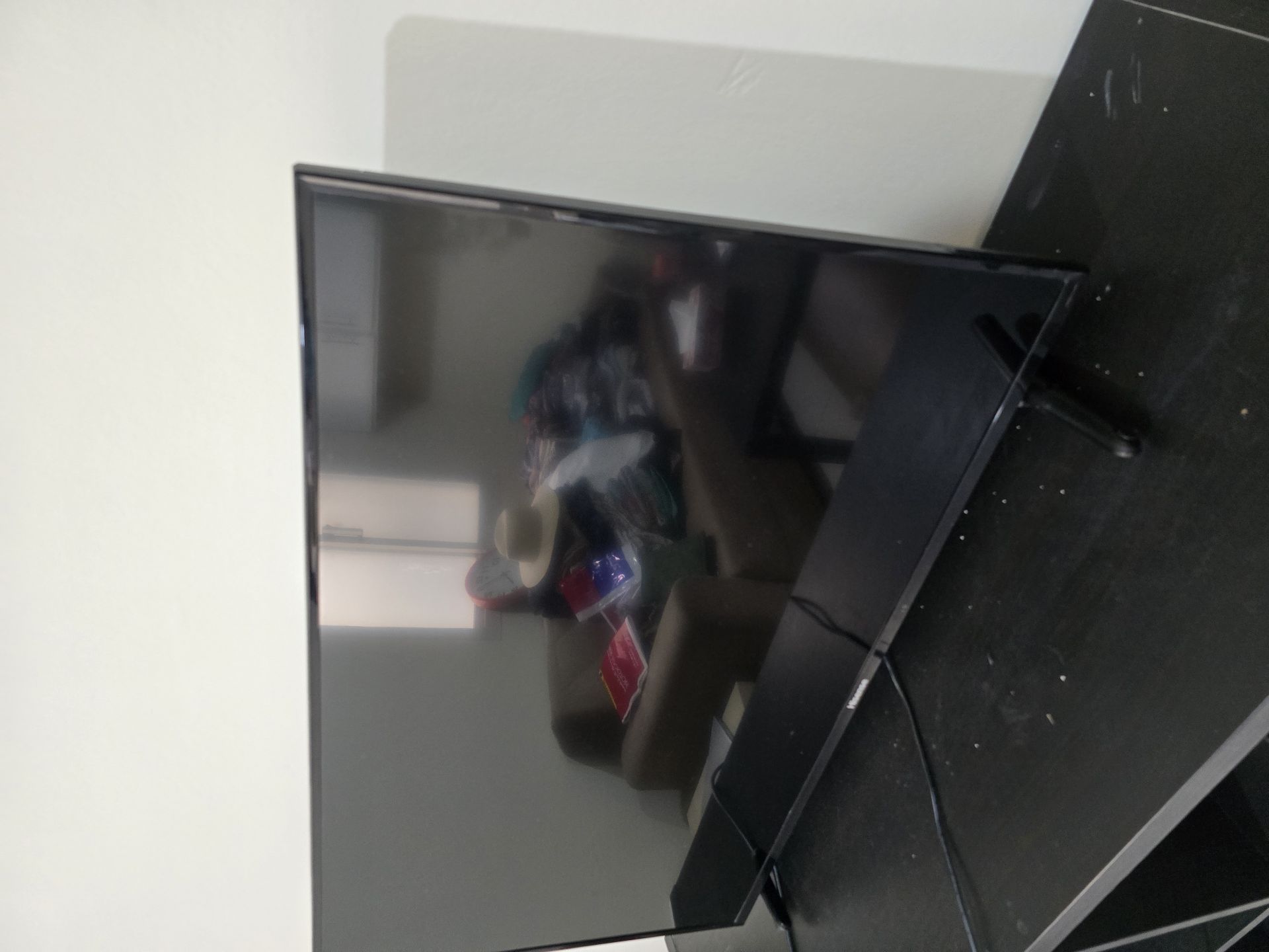Hisense 40" Smart TV - Image 3