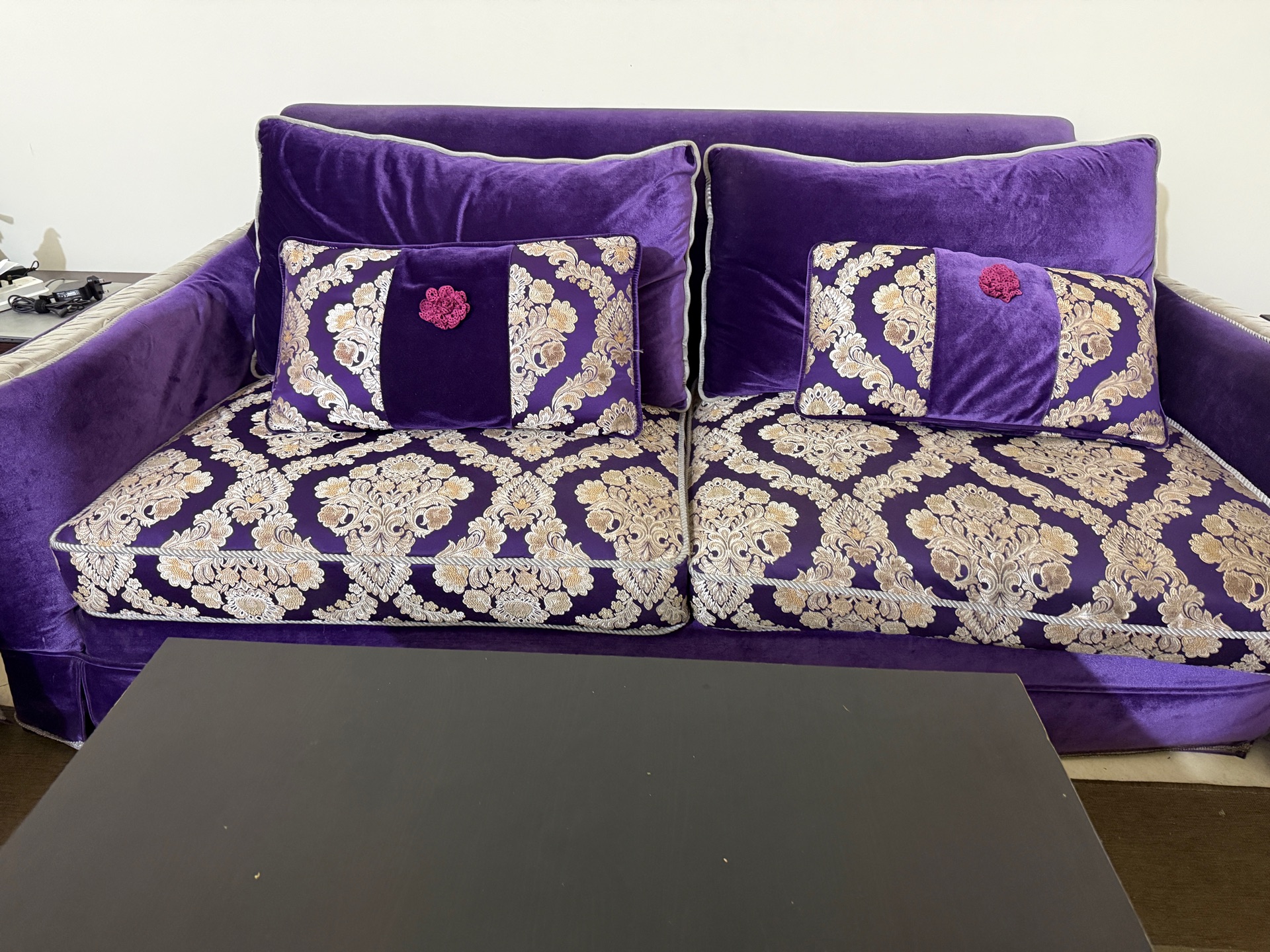 Sofa with centre table and side table - Image 9