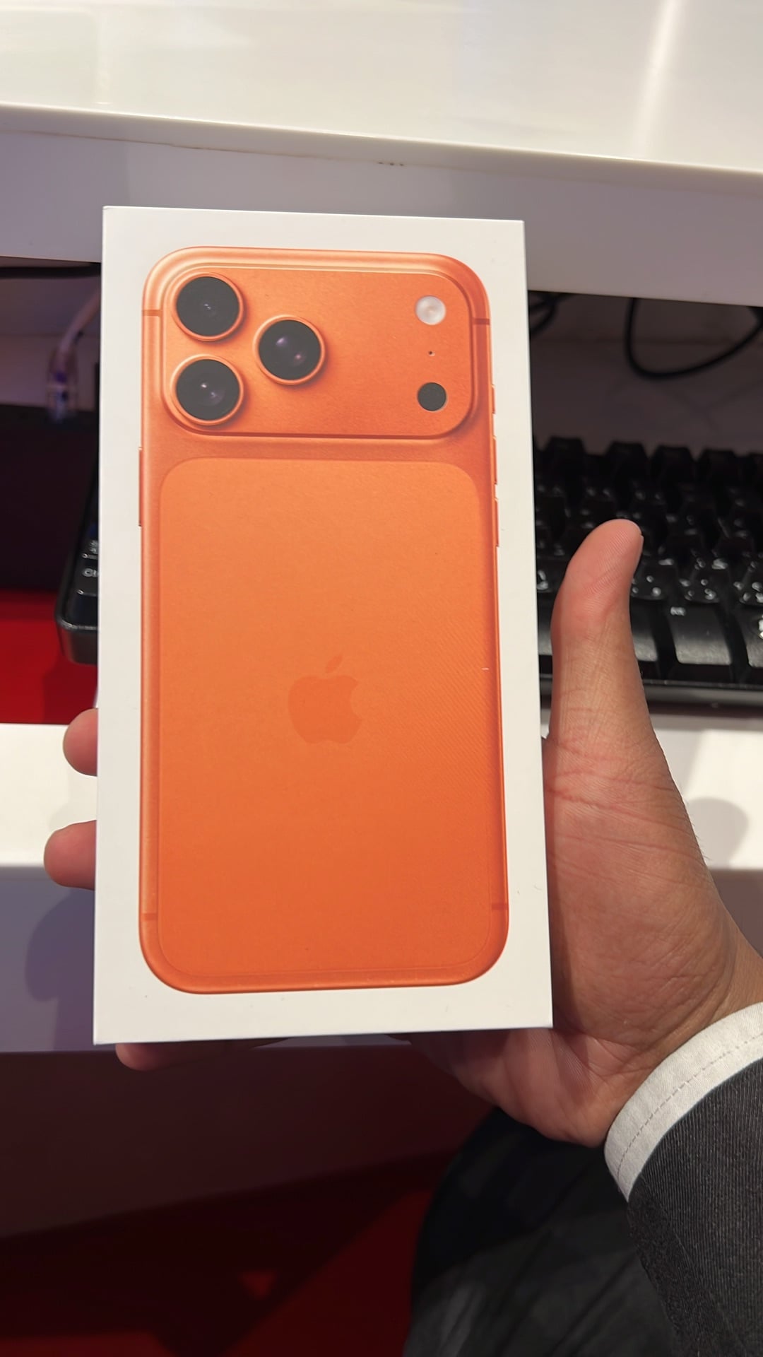I phone 17 pro max 512GB orange - Image 1
