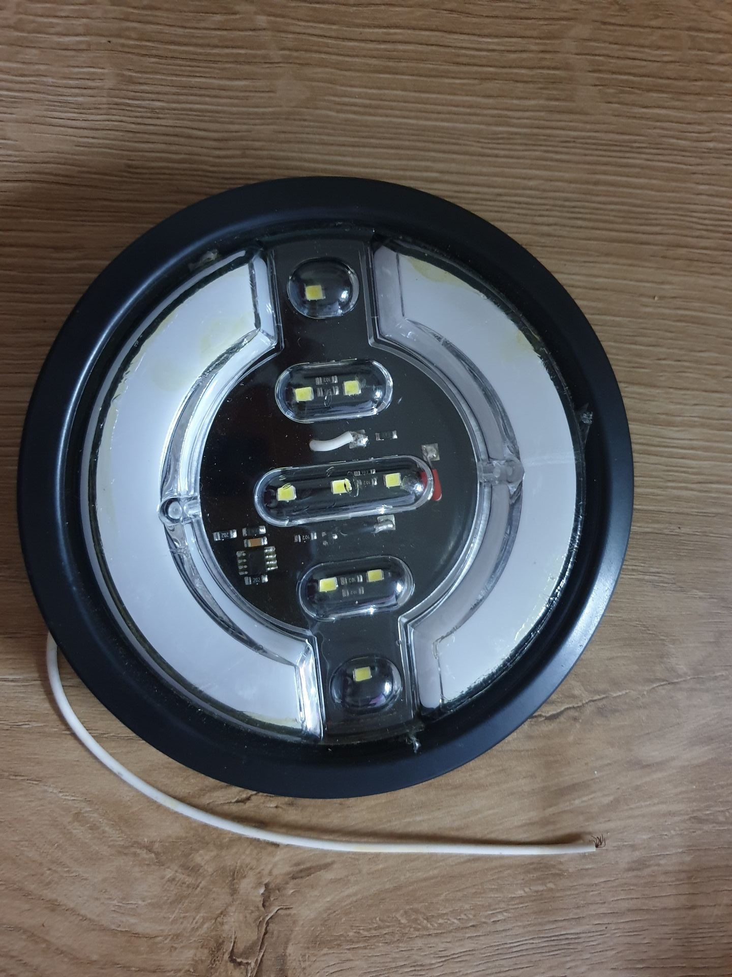 Round LED rare light for SUV and truck - Image 4