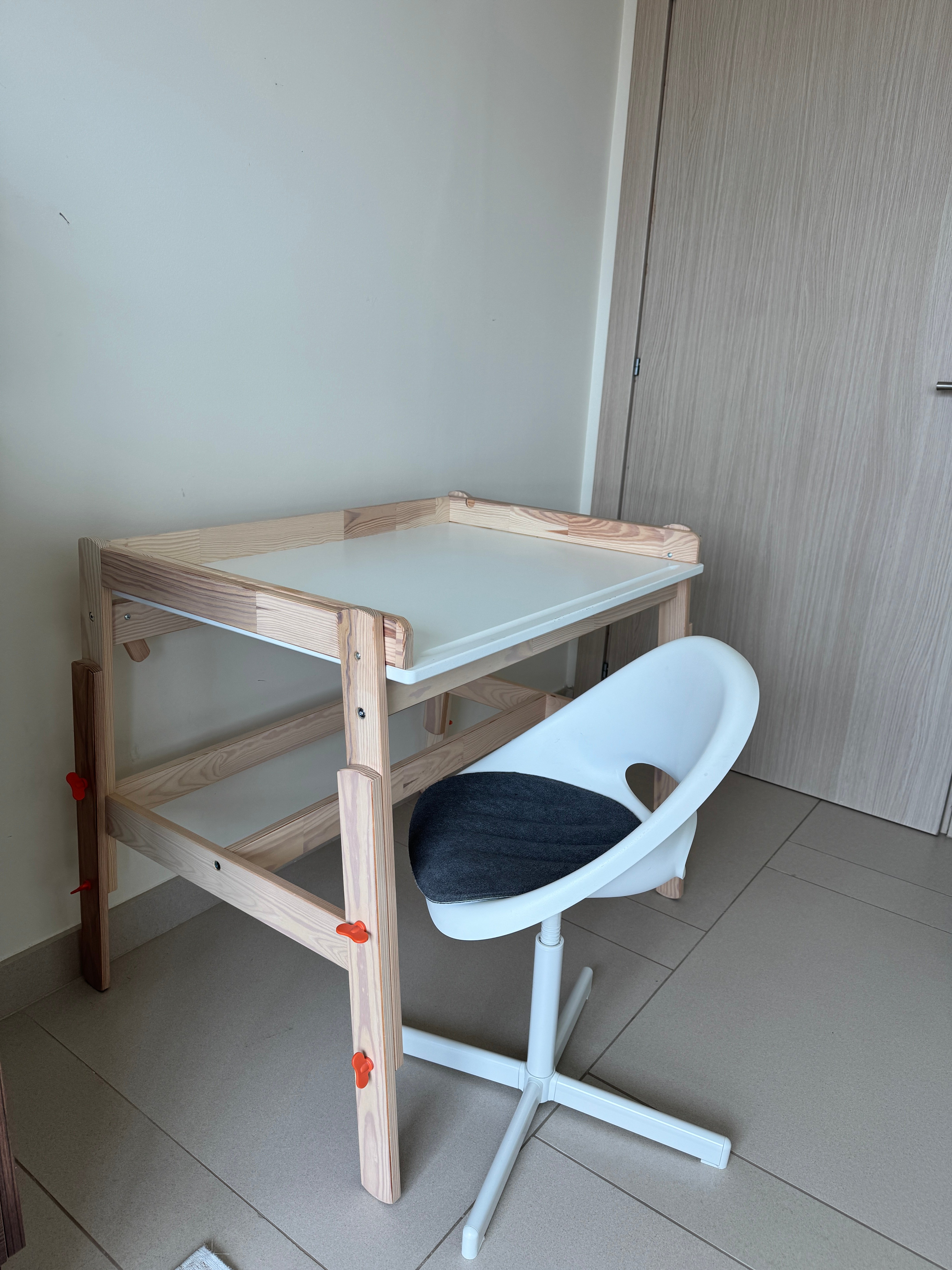 Children’s desk chair with pad, white/dark grey - Image 3