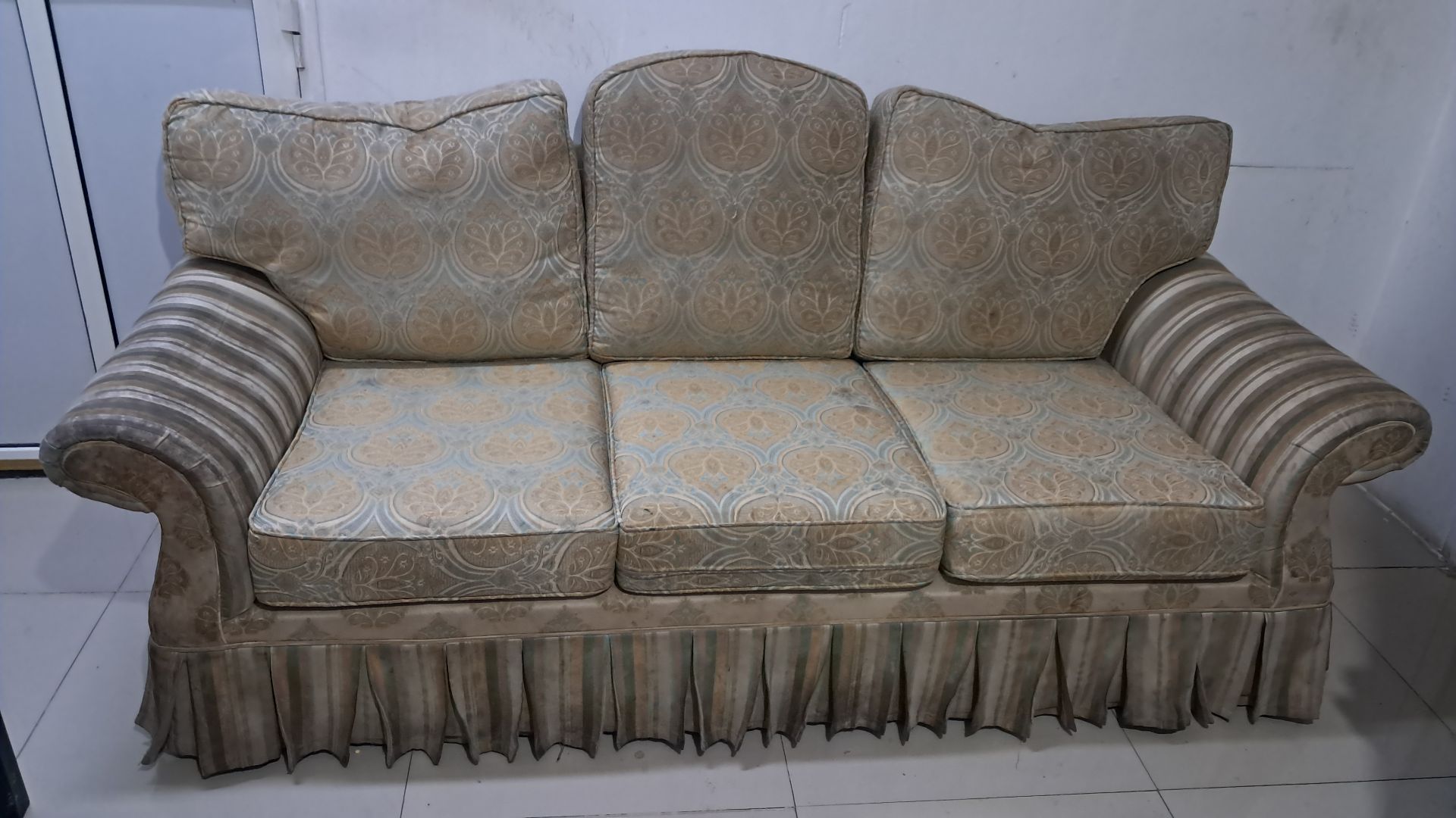 🔥Affordable 3-Seater Sofa – Needs Cleaning - Great Deal!🔥 - Image 4