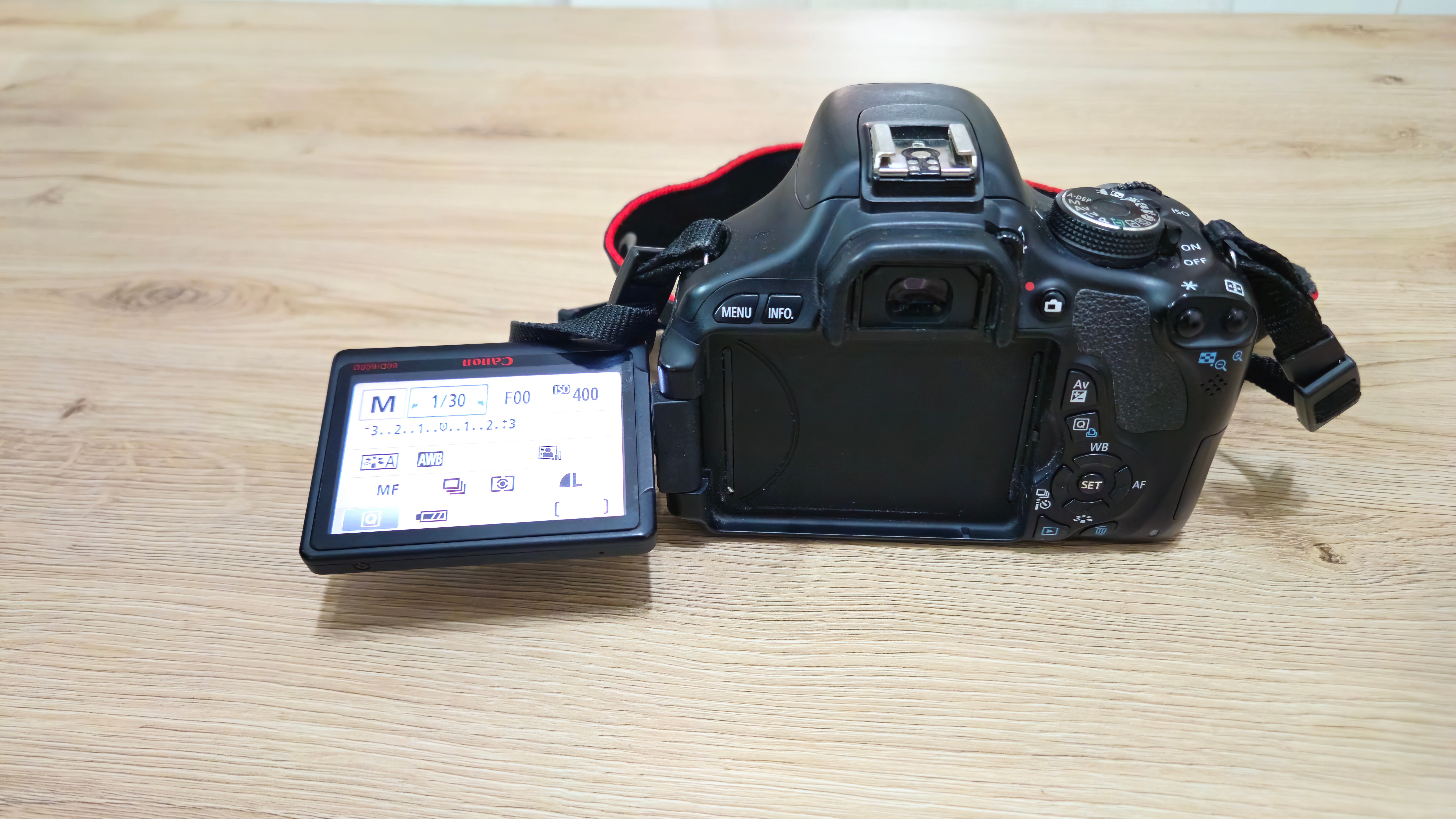 Canon EOS 600D DSLR camera - Image 2