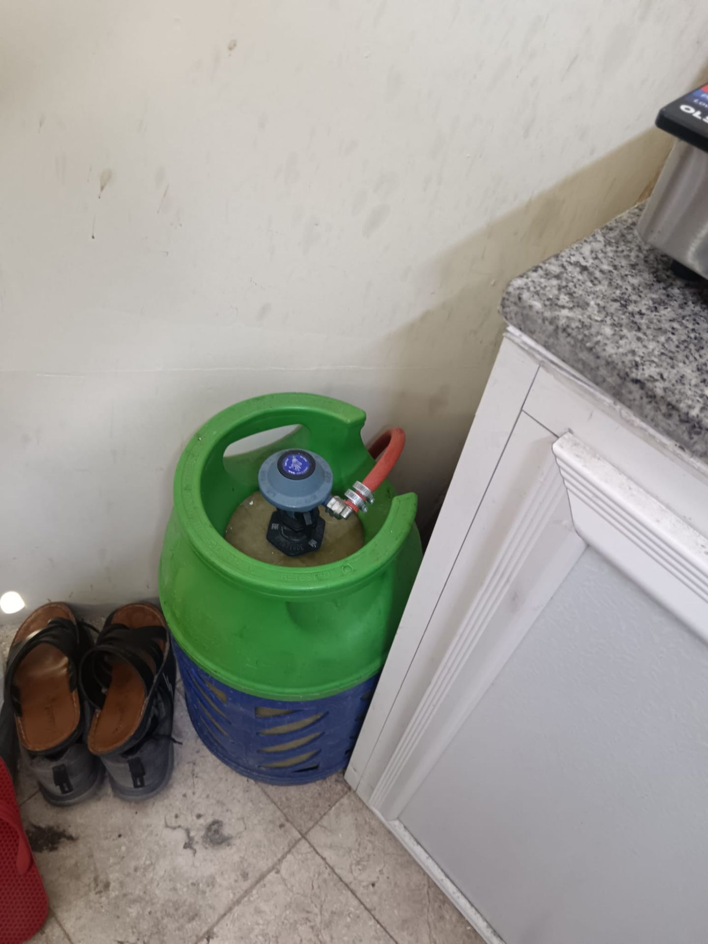 Gas cylinder and stove - Image 3