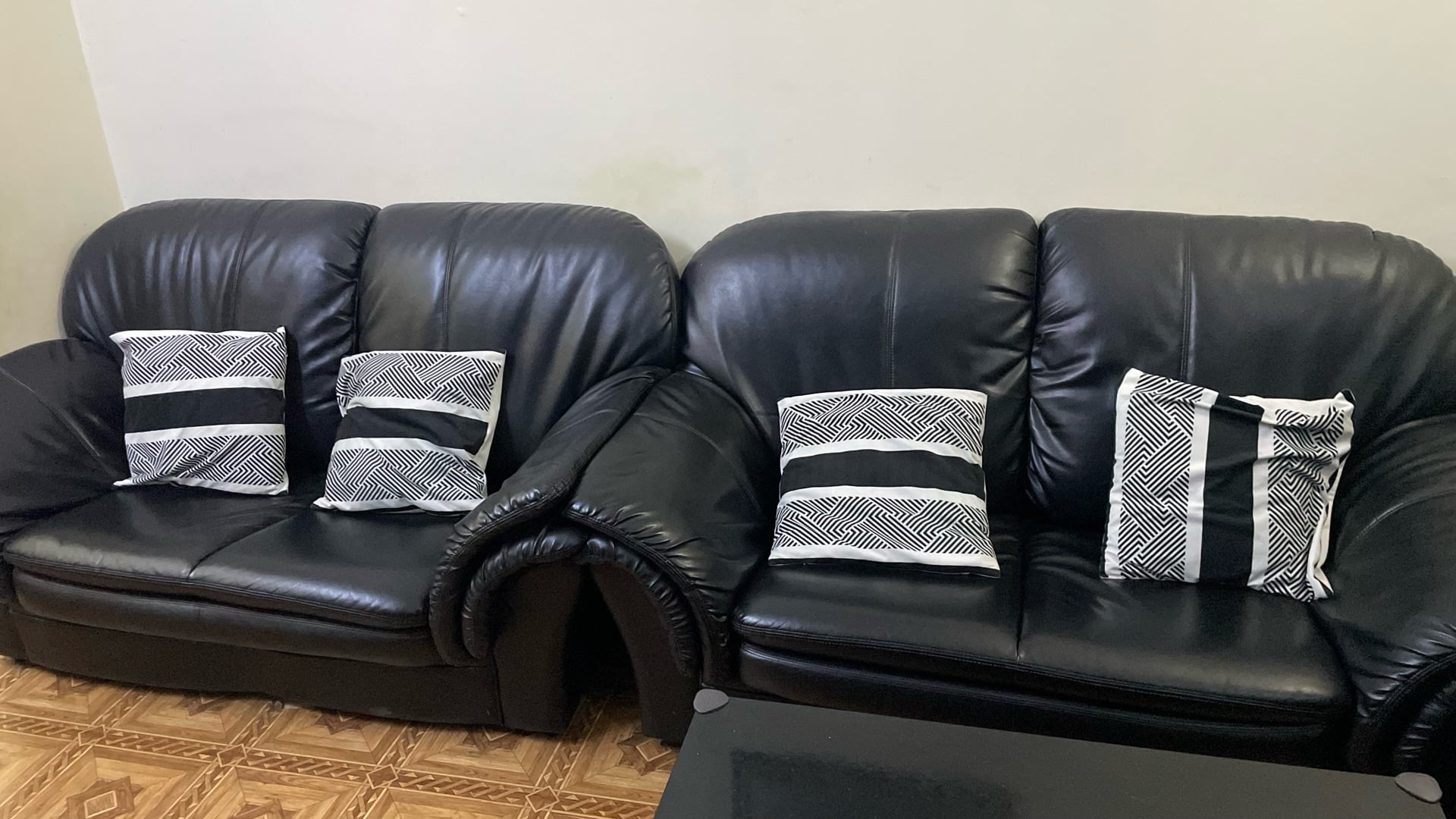 4 sofas and a coffee table  - Image 3