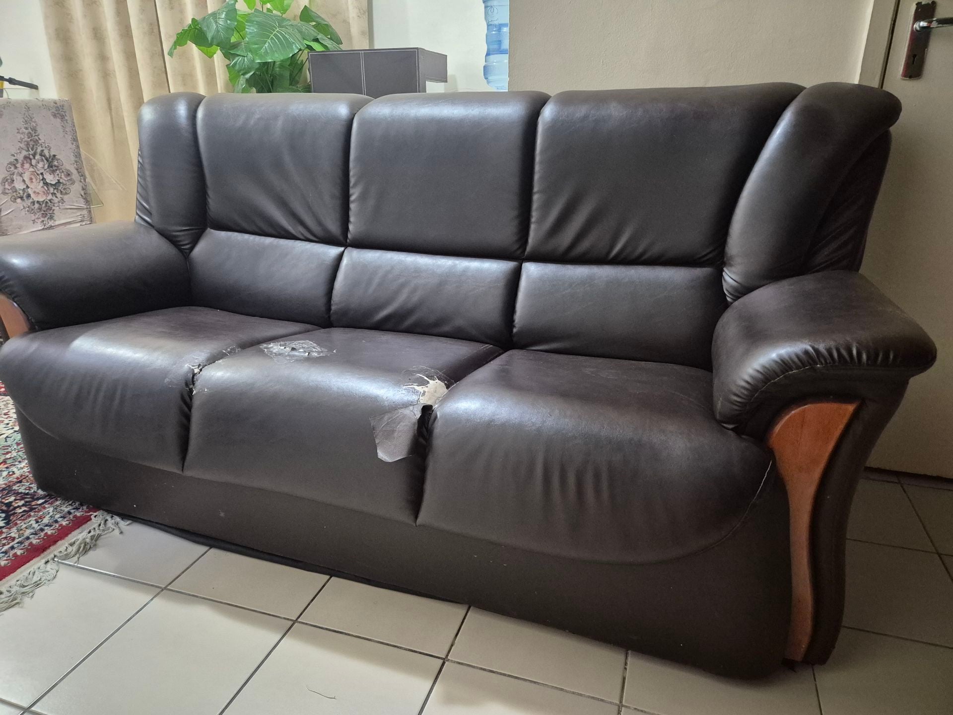 Sofas set with table - Image 2
