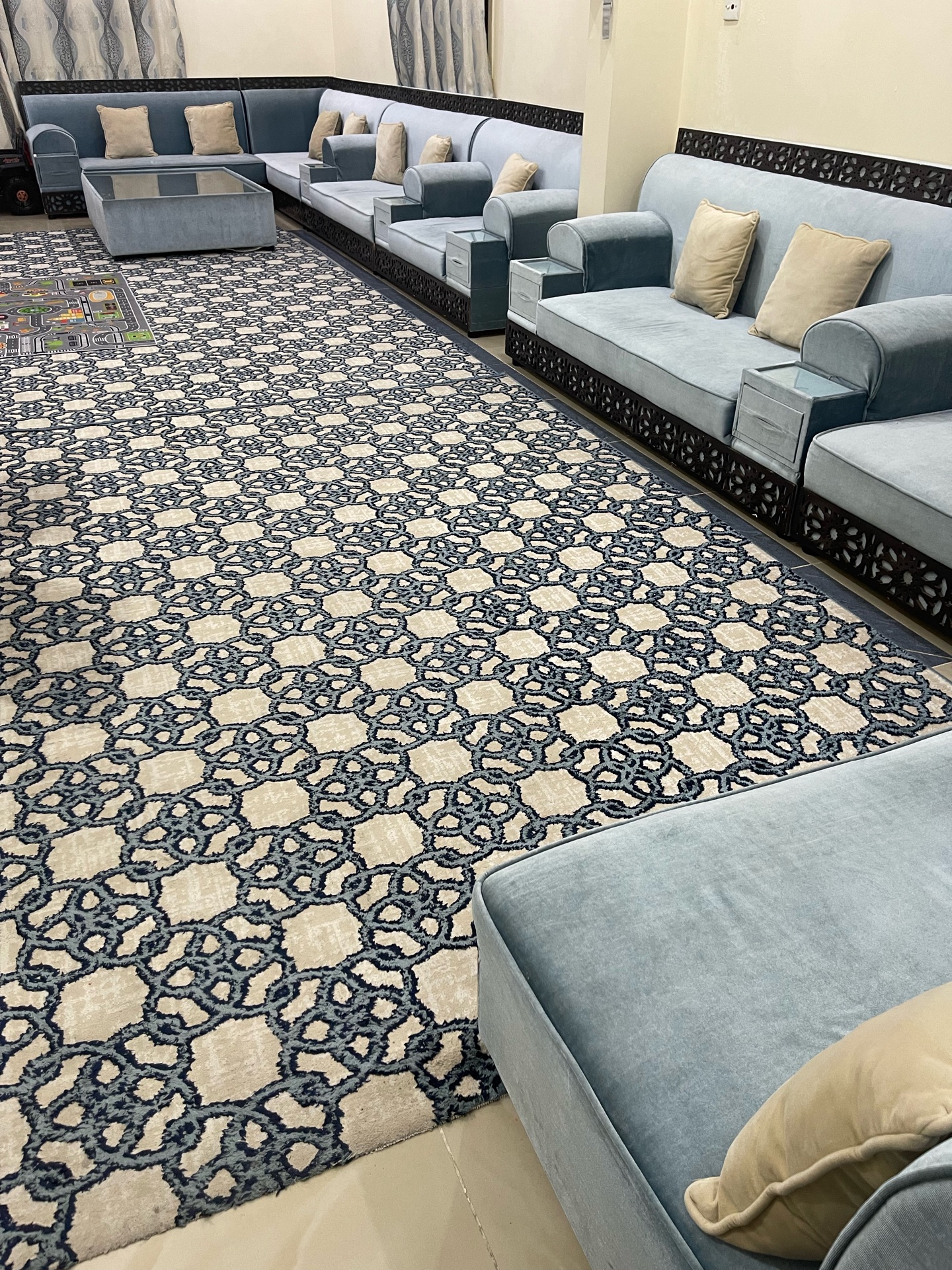 18 seater Majlis sofa with table - Image 2