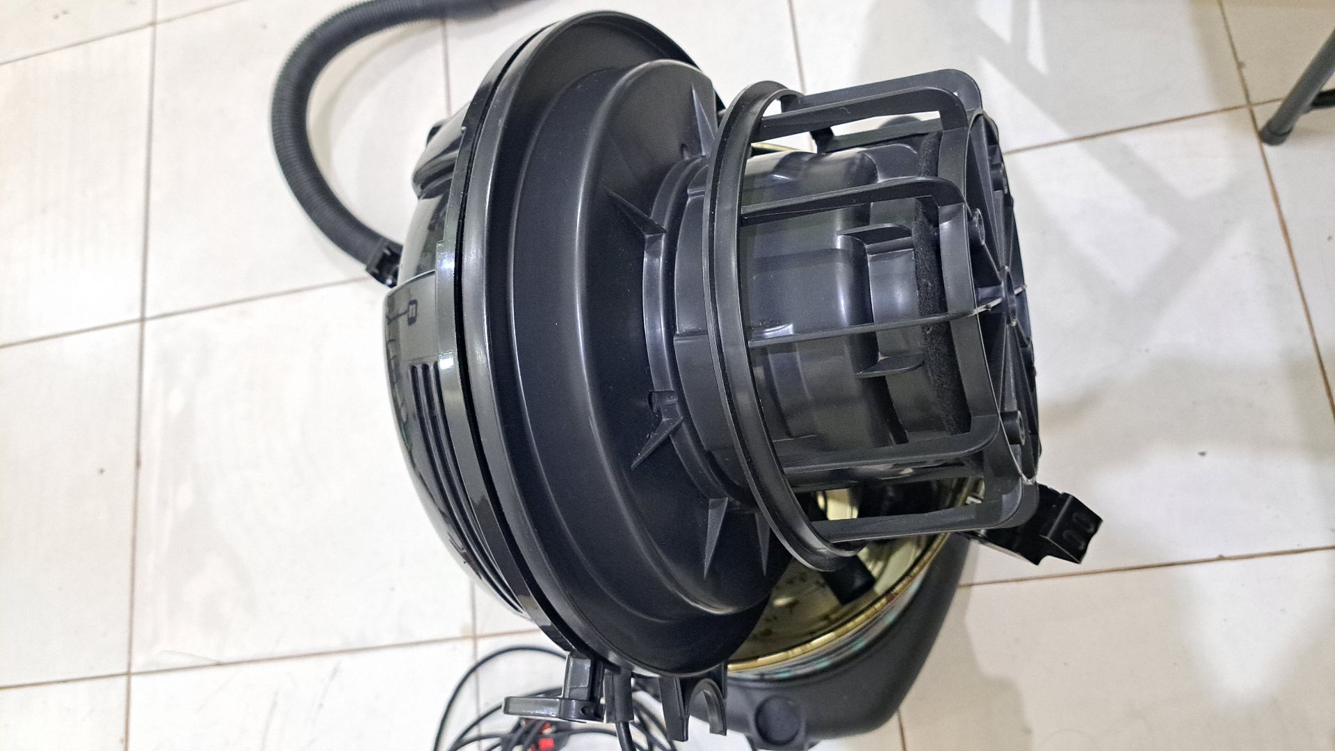 Akai AKDVCB2200W 2200 Watts Vacuum Cleaner - Image 5