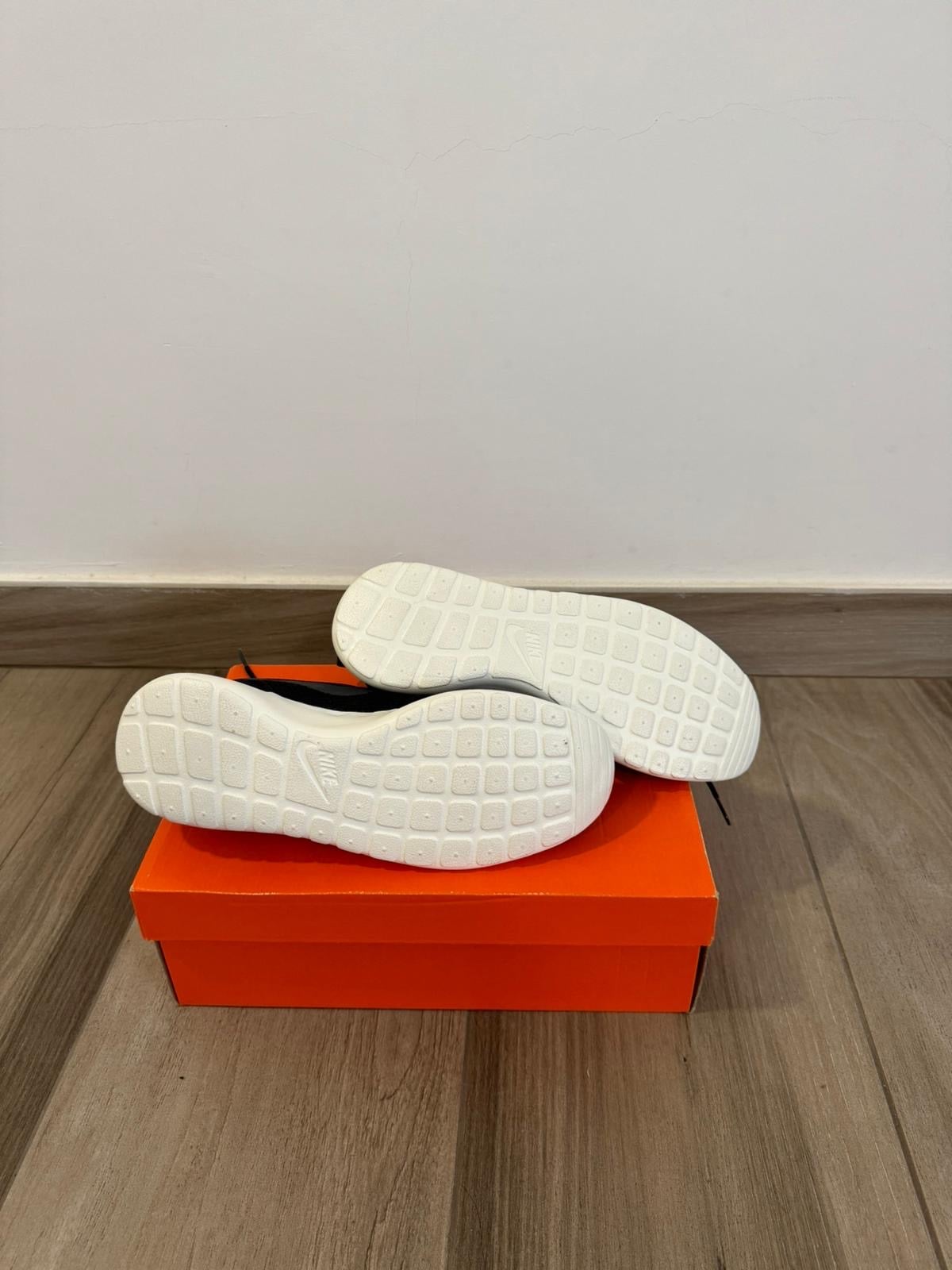 New black sport shoes Nike - Image 2
