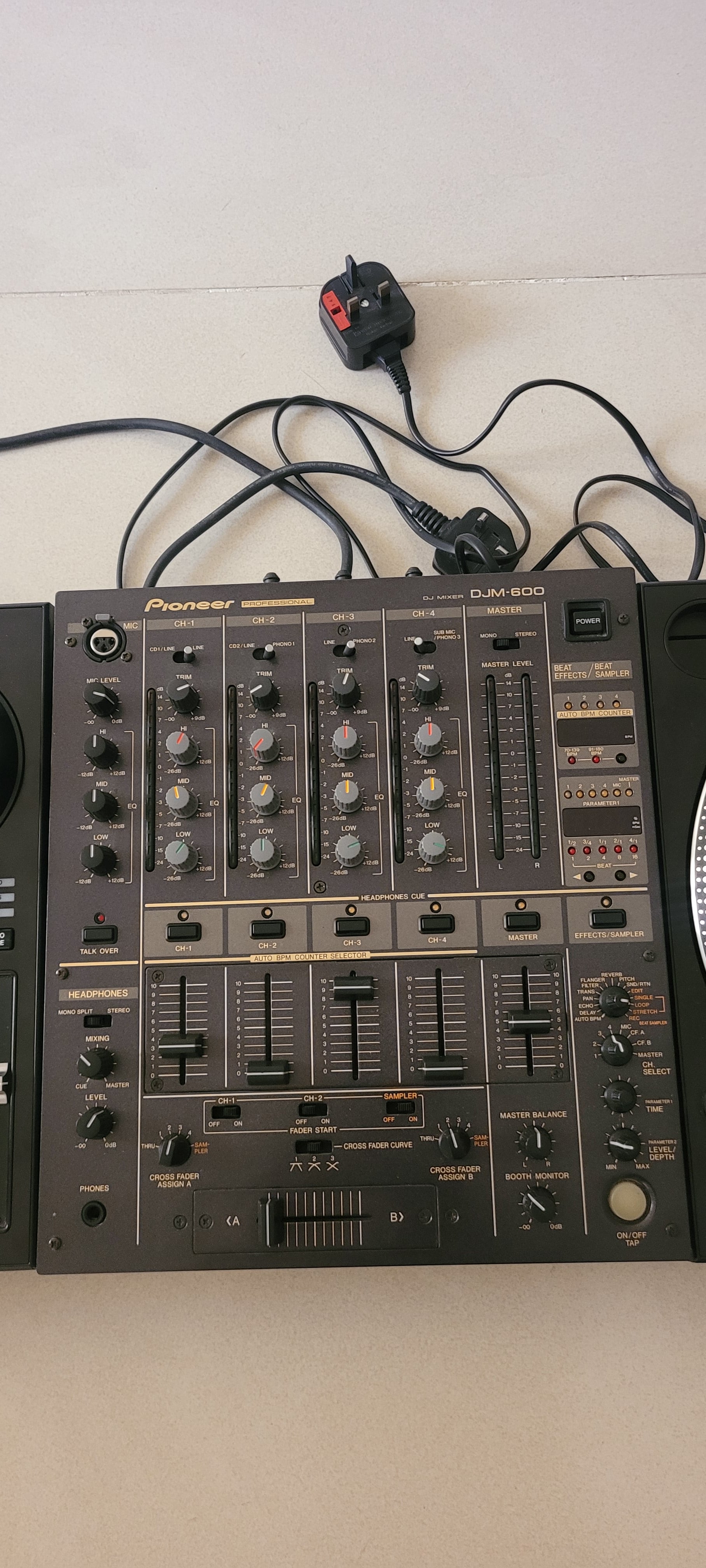2 x Pioneer Professional Turntables ..1 X DJM600 Pioneer Mixer  - Image 5