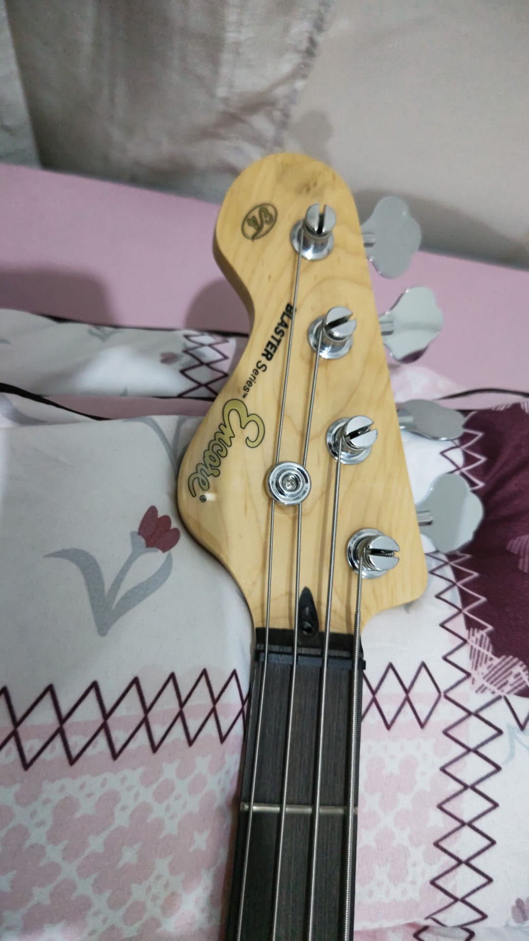 Left handed bass guitar brand new never been used with bag - Image 5