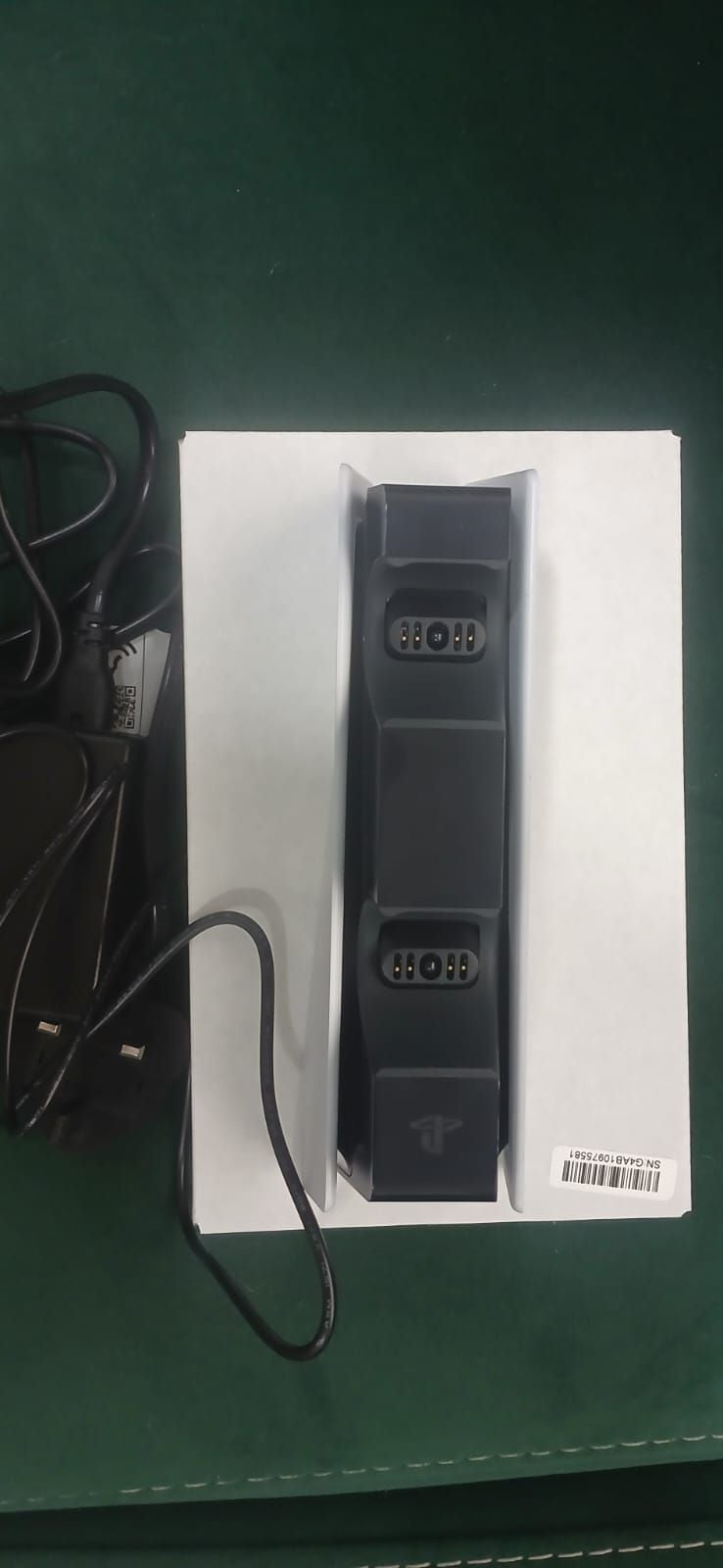 For sale PS5 controller and charging station like new - Image 2