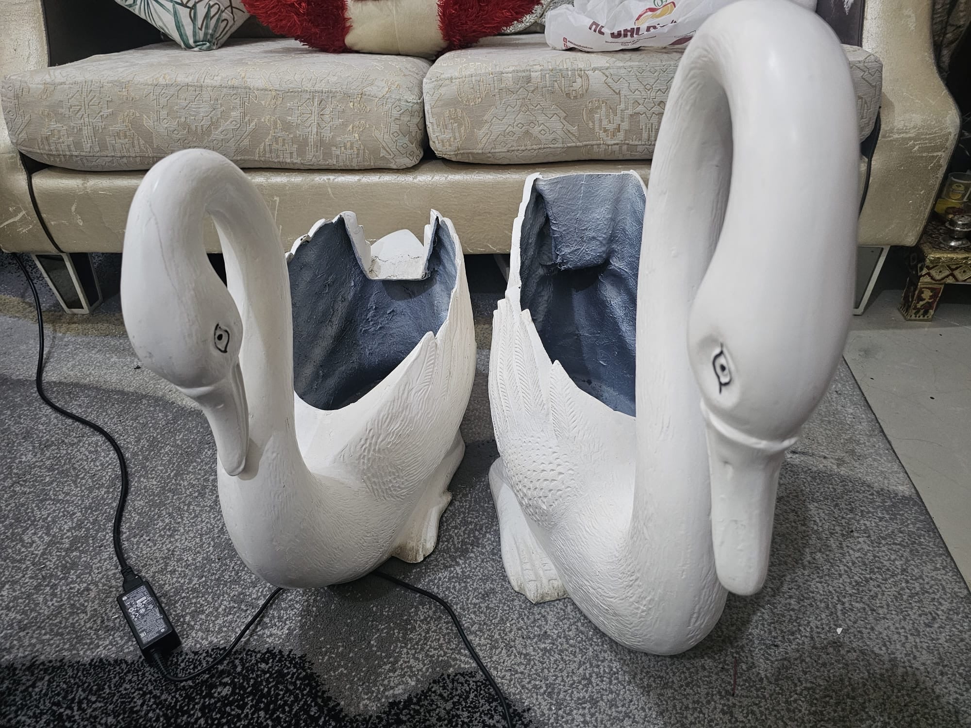 Pots.. Large White Swan Planters - Image 2