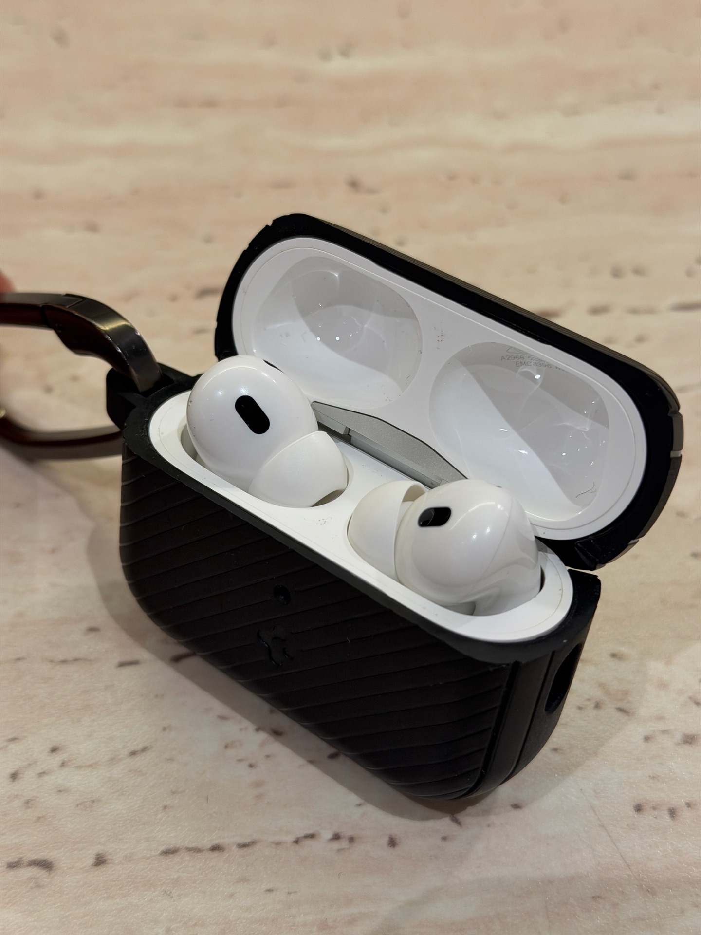 AirPods Pro 2nd gen , USB-C, with free cover spigen - Image 4