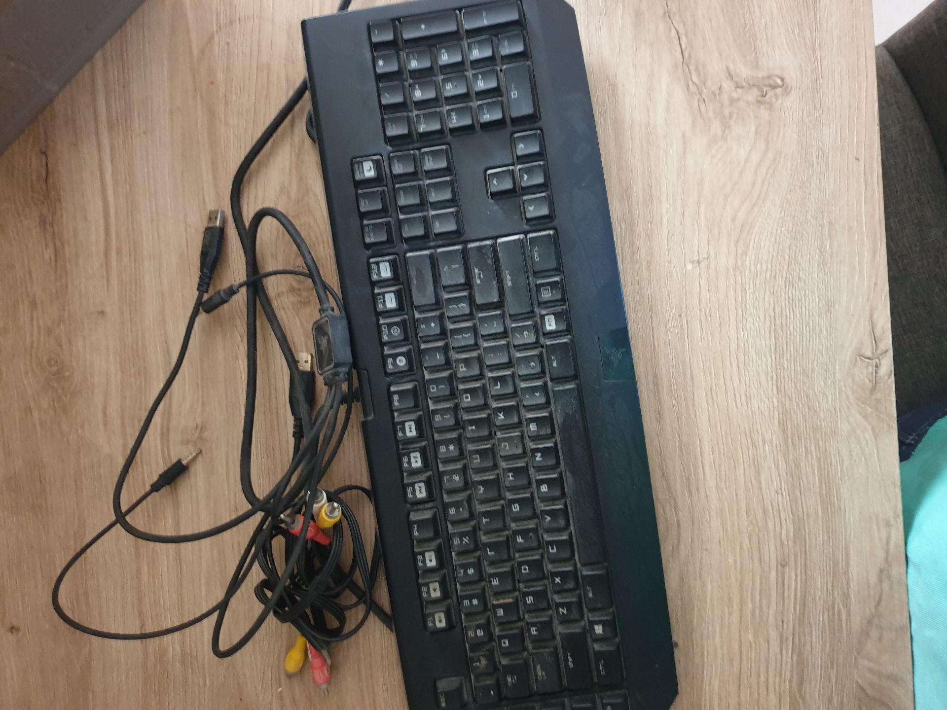 Gaming PC, complete set, with a monitor that functions as a TV - Image 10