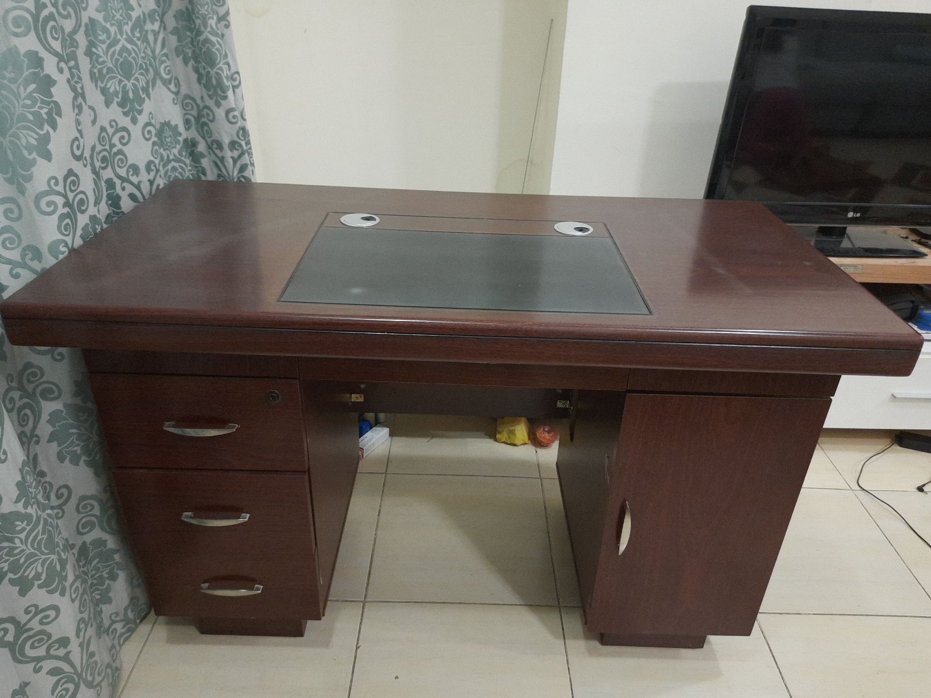 Urgent Sale leaving qatar  Computer table and rolling chair - Image 3