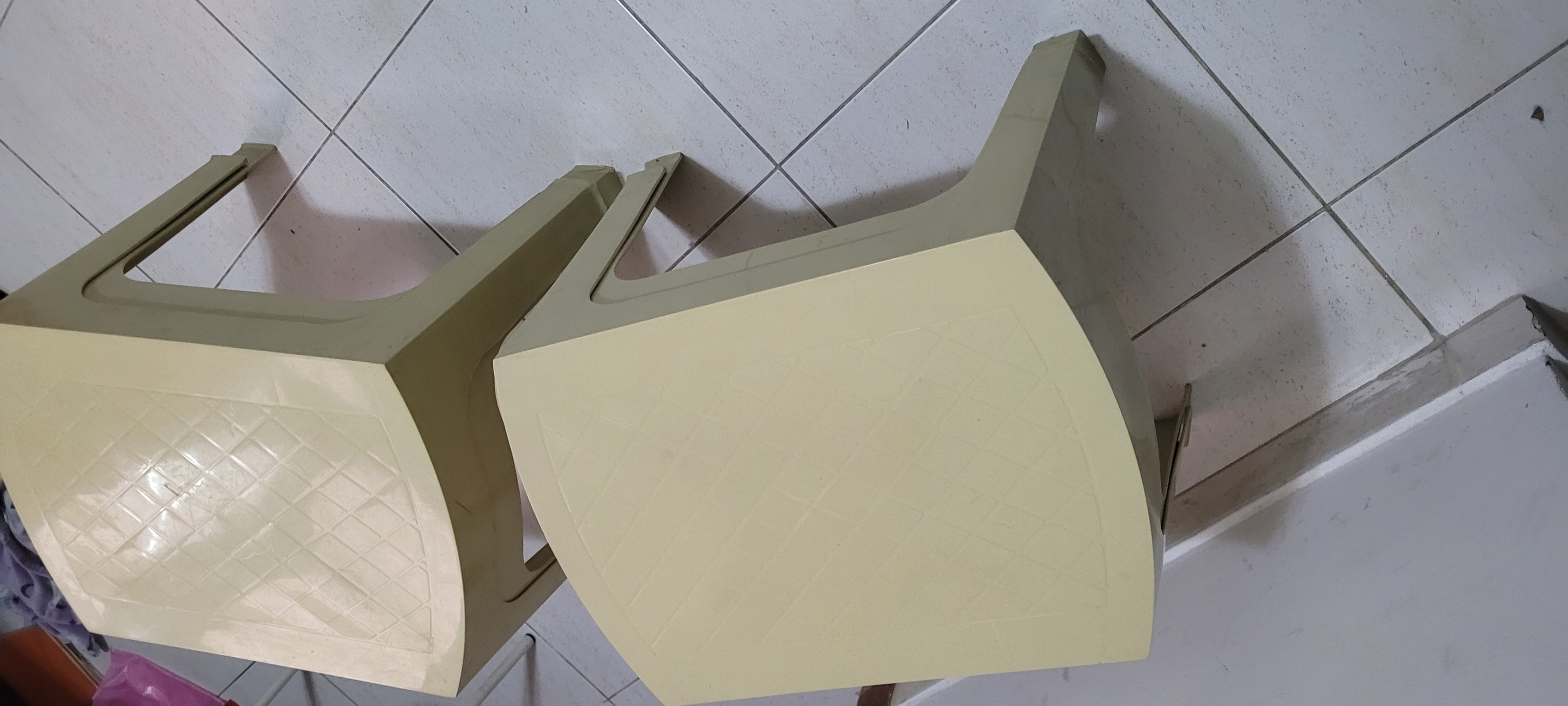 4 Small plastic tables - Image 2