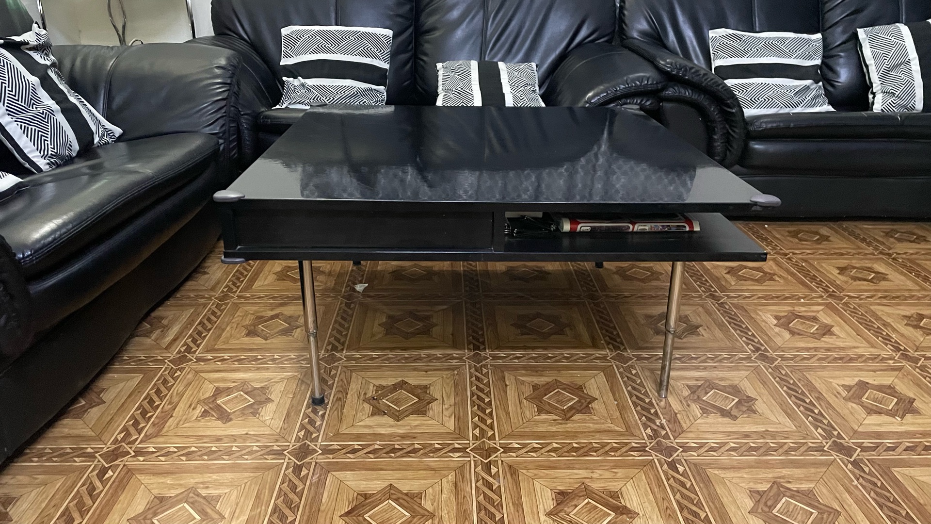 4 sofas and a coffee table  - Image 7