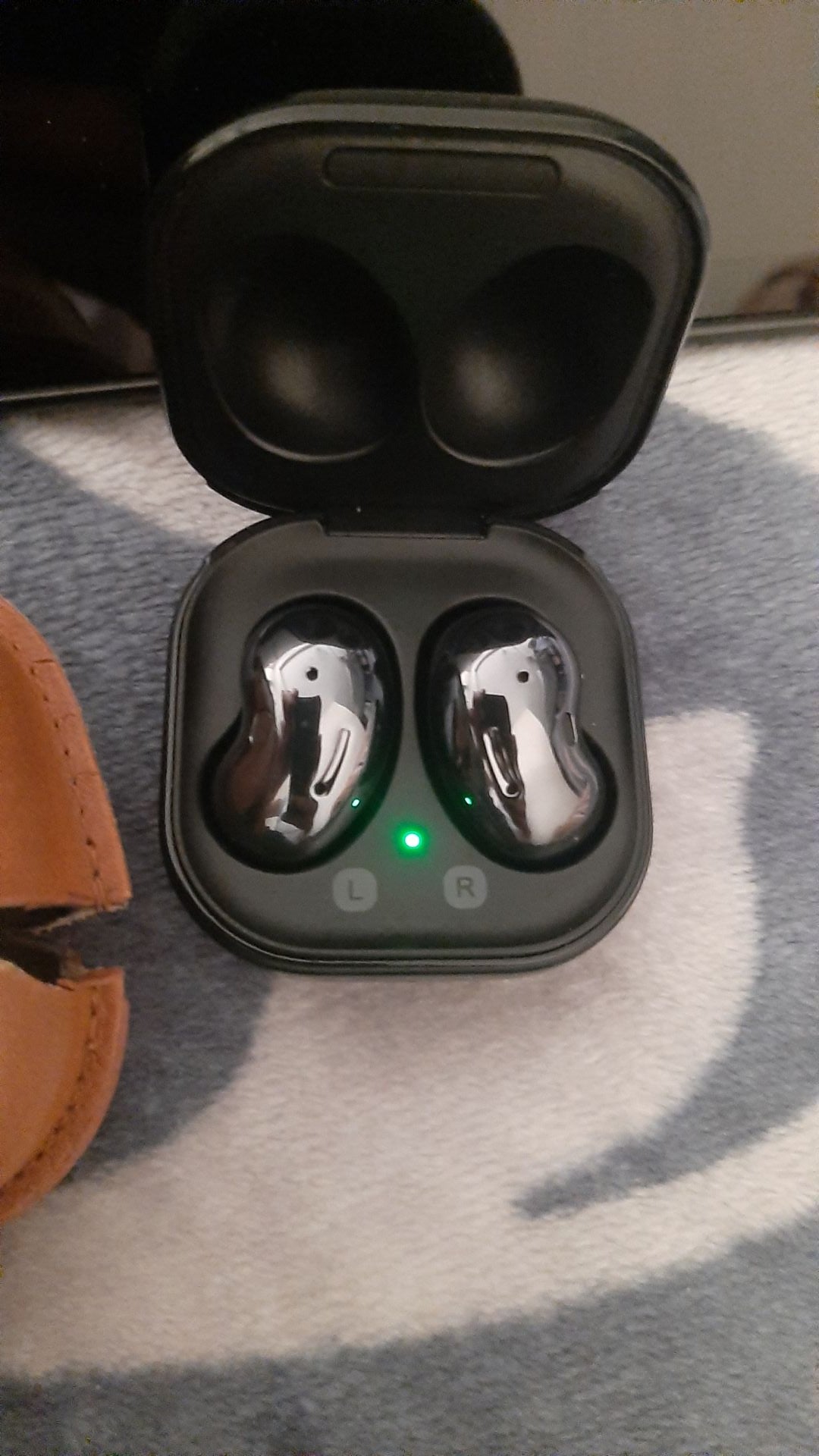 Samsung galaxy buds live.  - Image 3