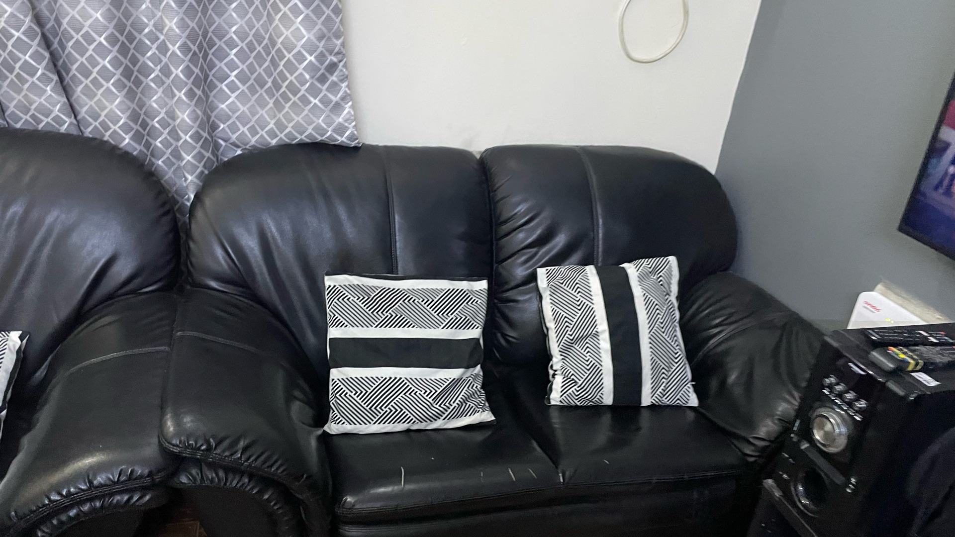 4 sofas and a coffee table  - Image 5