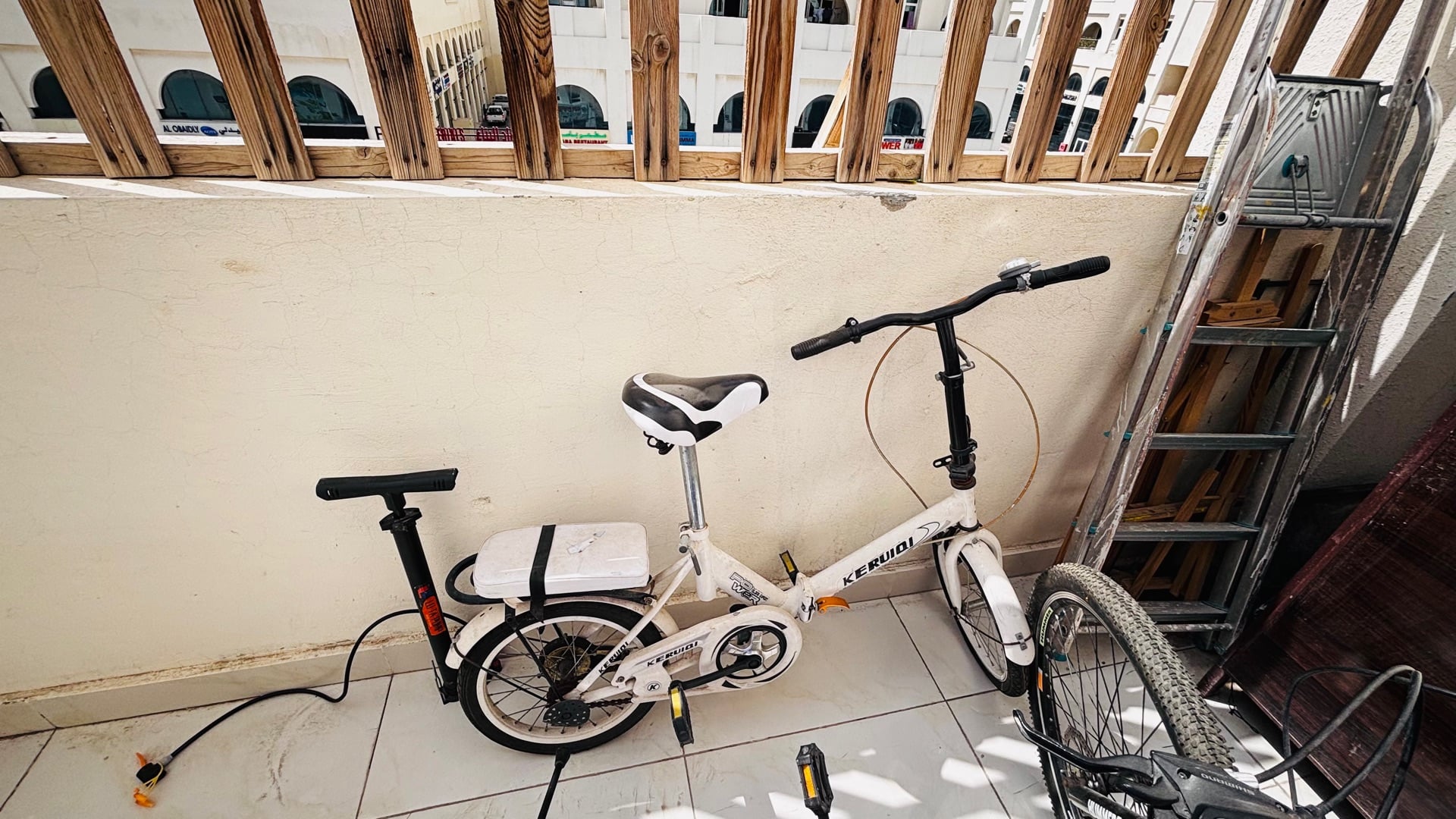 White unisex Foldable bicycle - Image 1