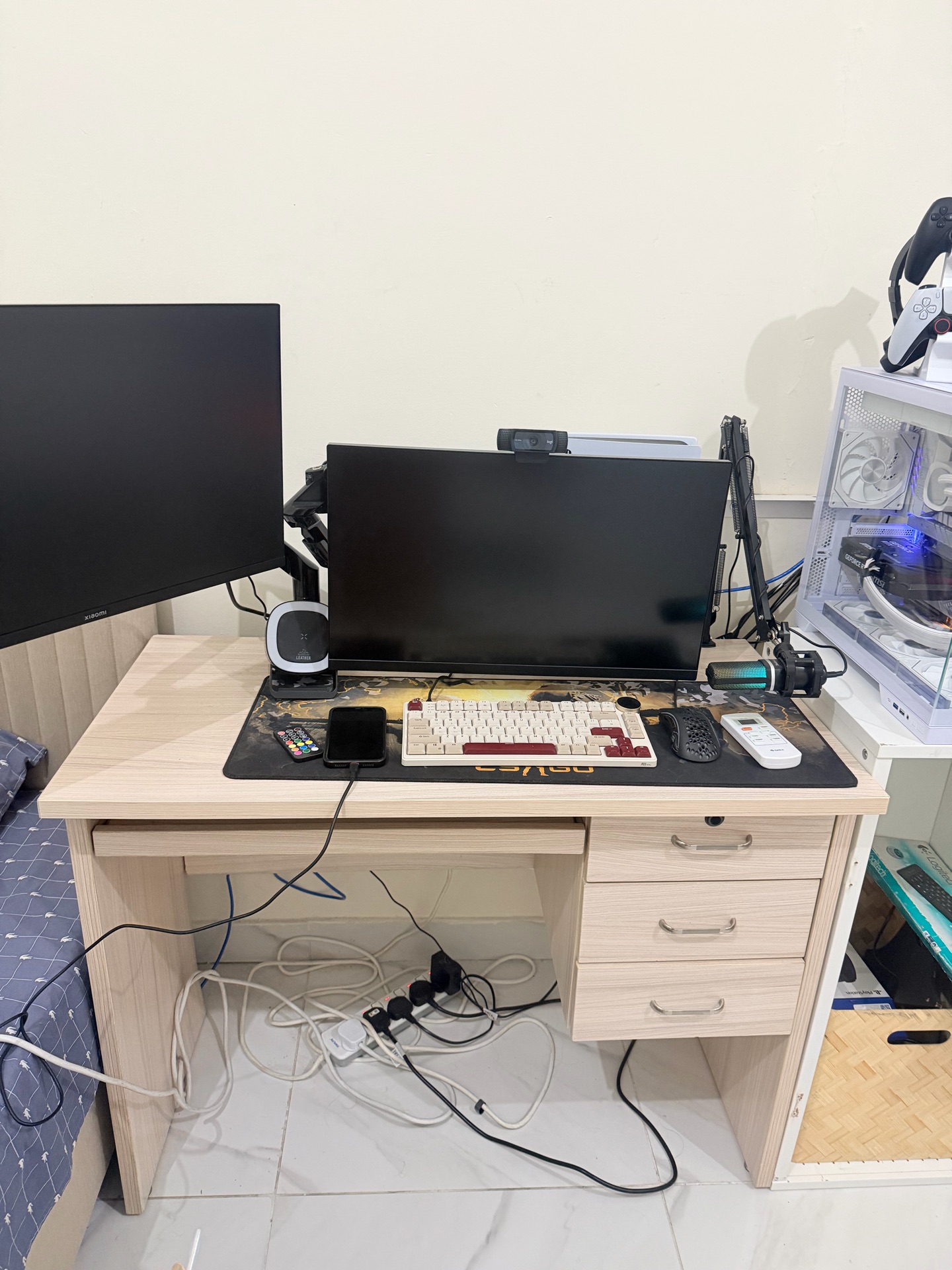 Computer table - Image 1