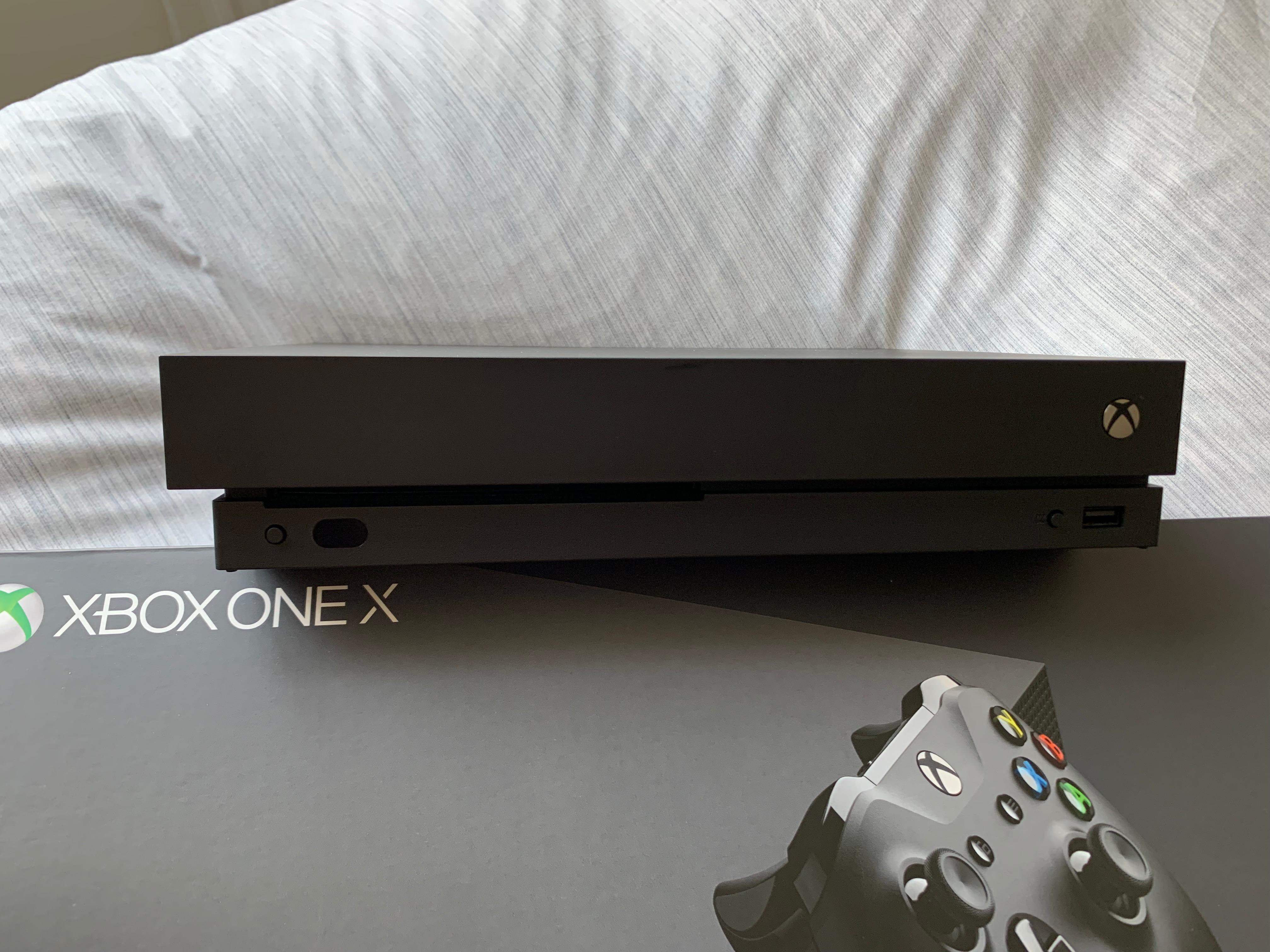 Xbox One X 1TB - بحالة ممتازة - مع ألعاب وعلبة - Image 2