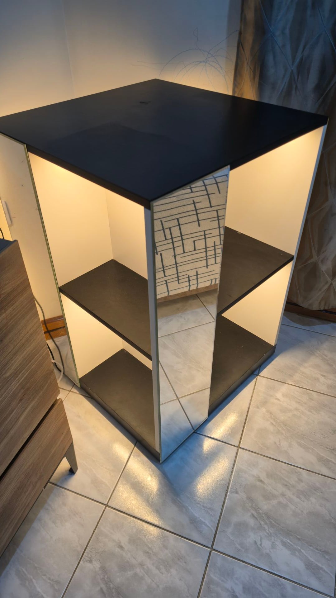 Modern display shelf unit integrated LED lighting and mirrored  - Image 2