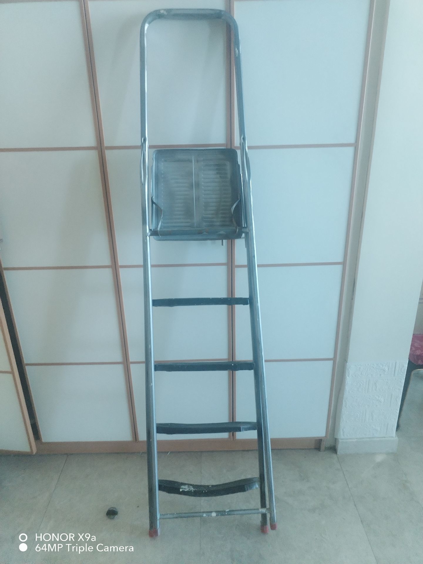 3 wall fan fully operational and 5 steps ladder  - Image 4