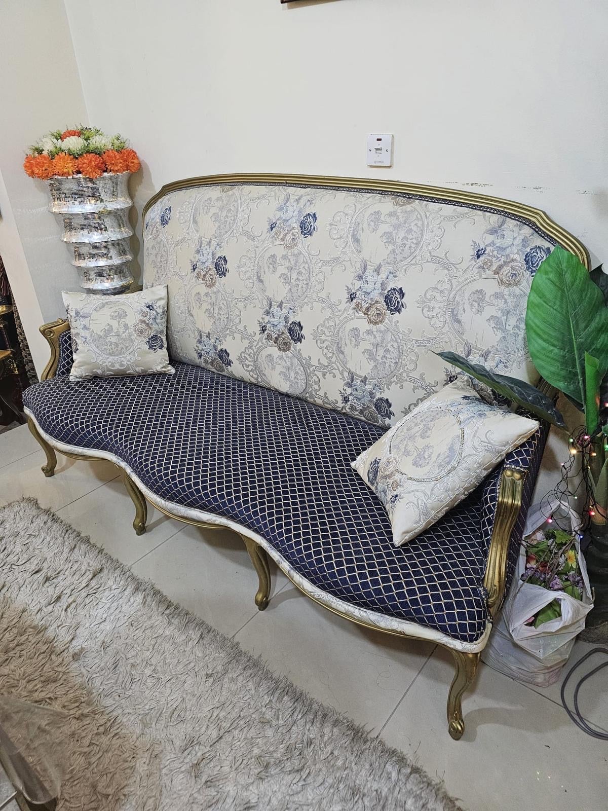 Sofa style set 5PC with Marble Tableطقم كنب 5قطع مع طاولة رخام  - Image 4
