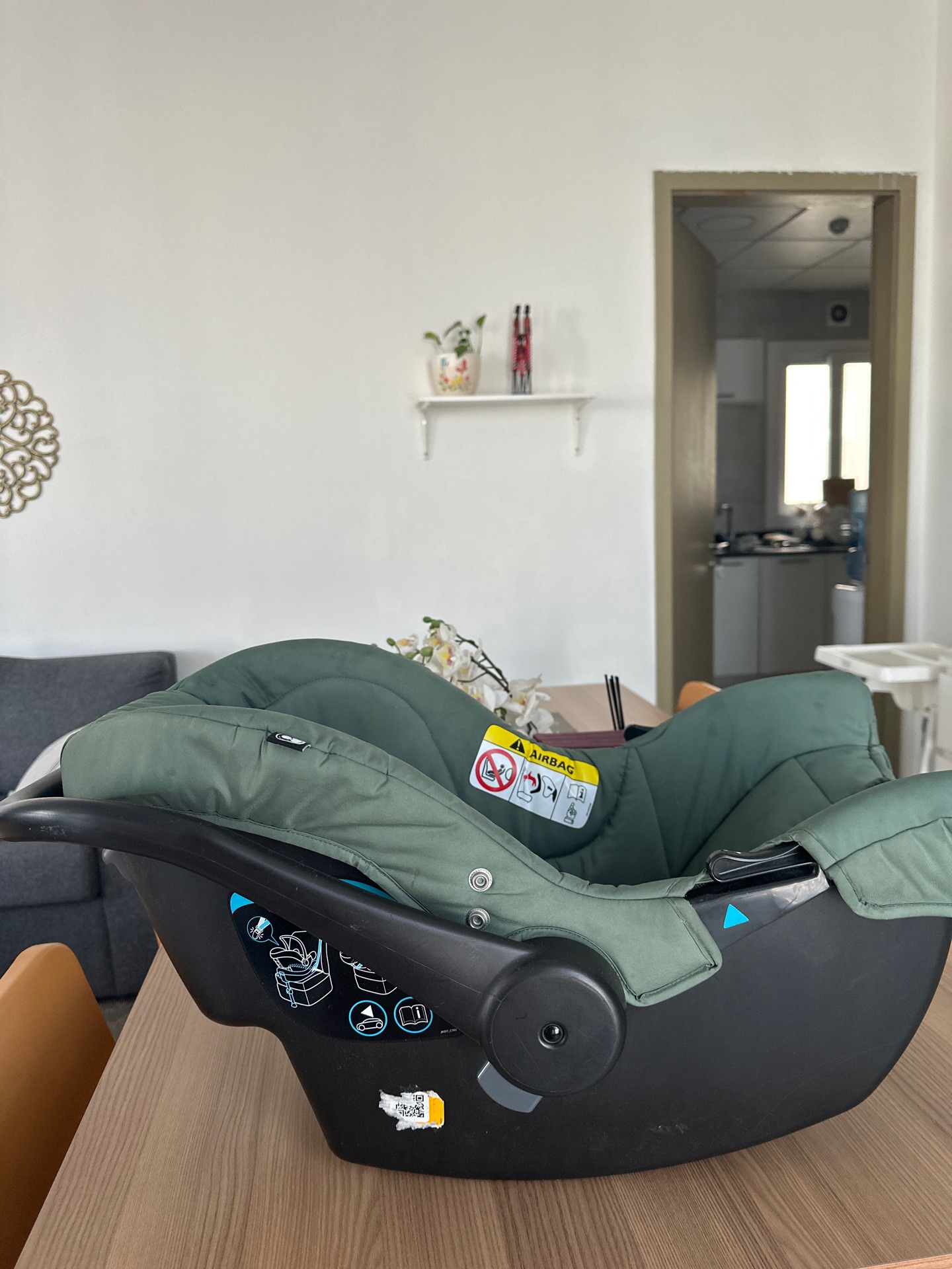 Joie travel car seat - Image 1