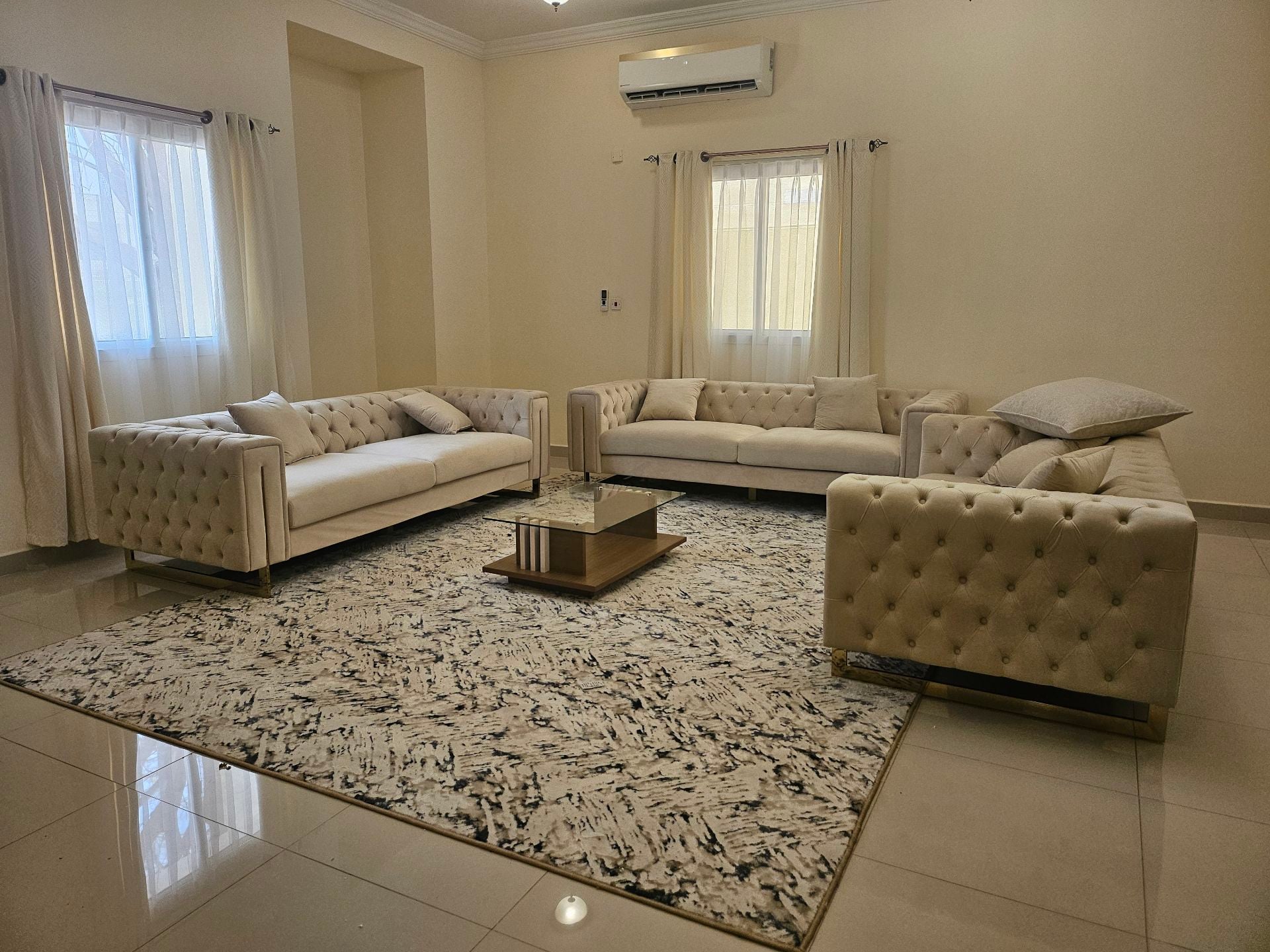 Stylish Abstract Area Rug — 400 QAR - Image 5
