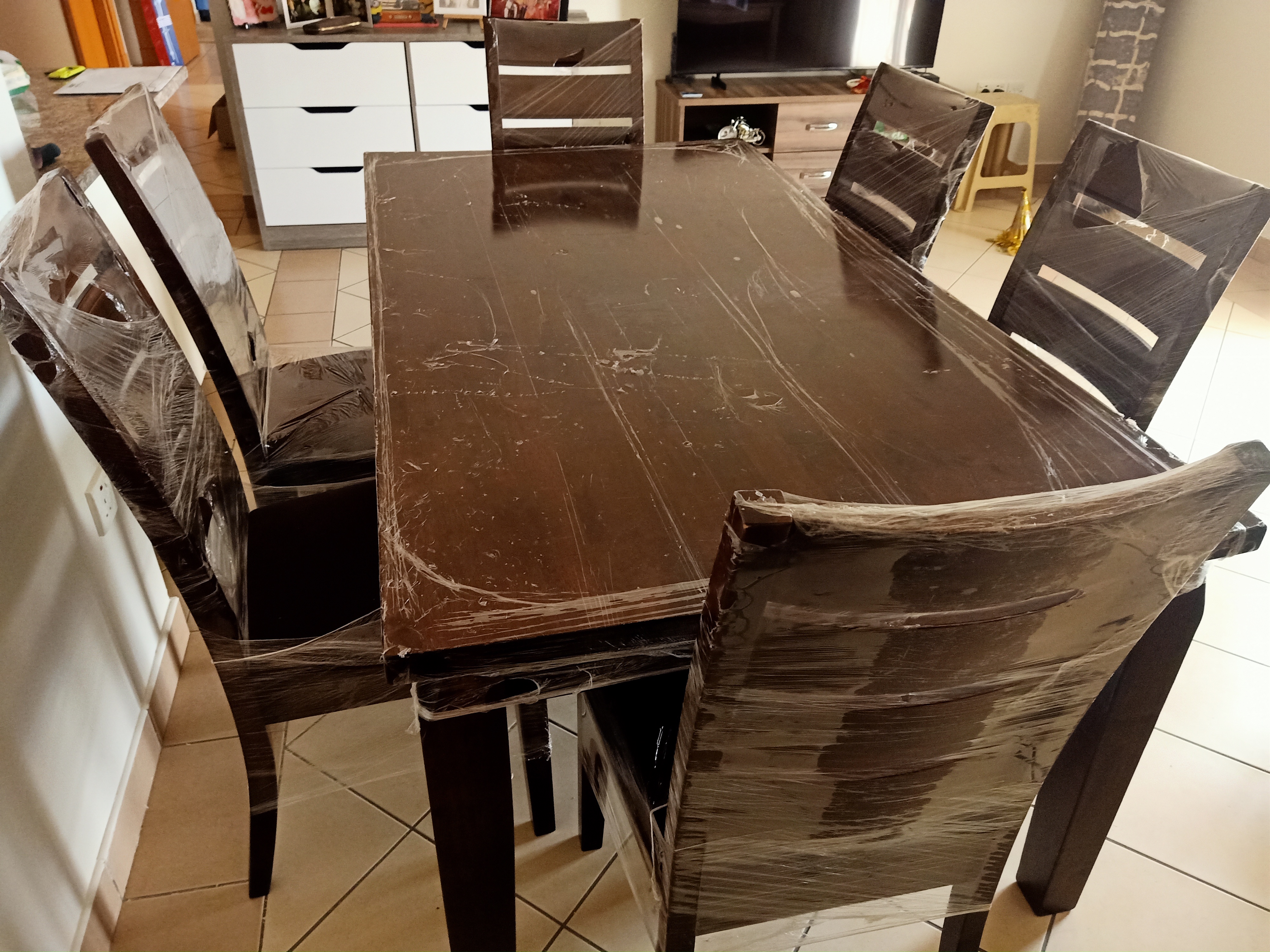 Dinning table + 6 Chairs Excellent condition - Image 1