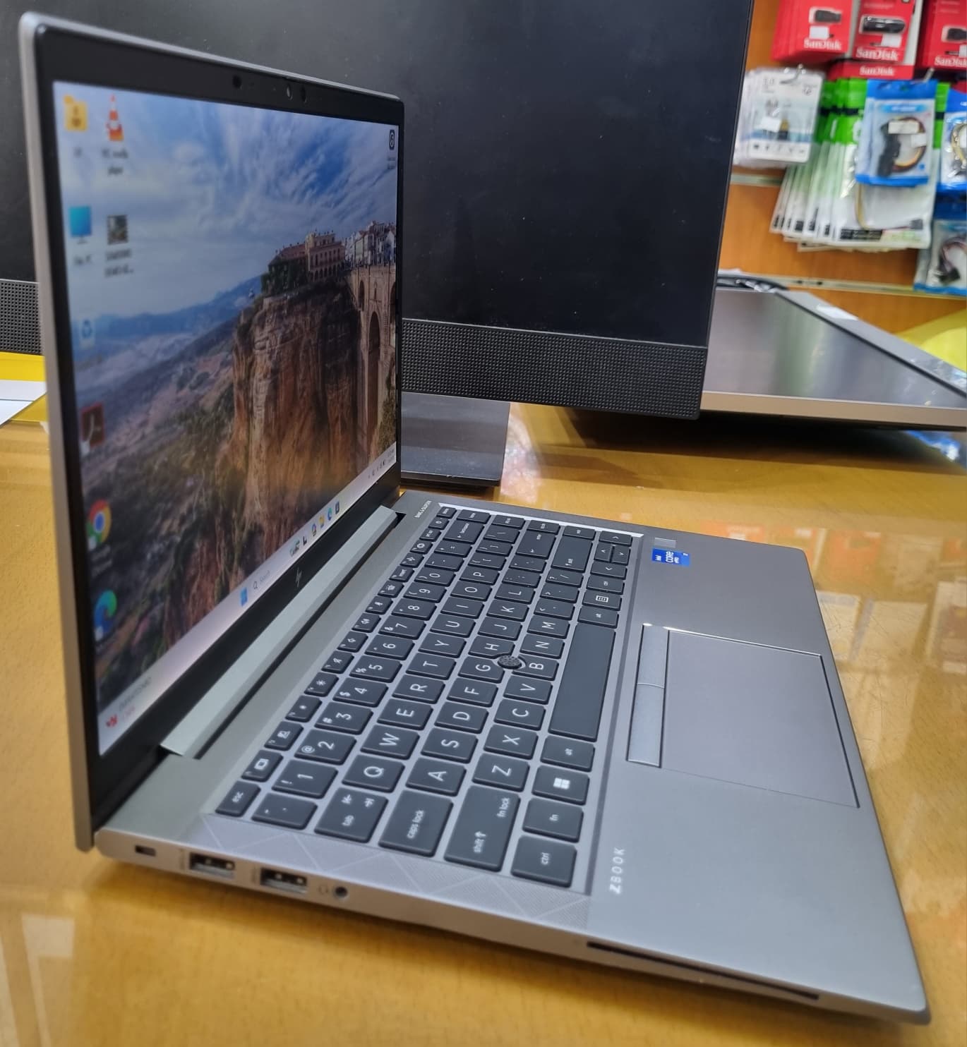 HP ZBOOK FIREFLY 14 G8 : CORE i7 WITH 4GB GRAPHICS CARD - Image 2