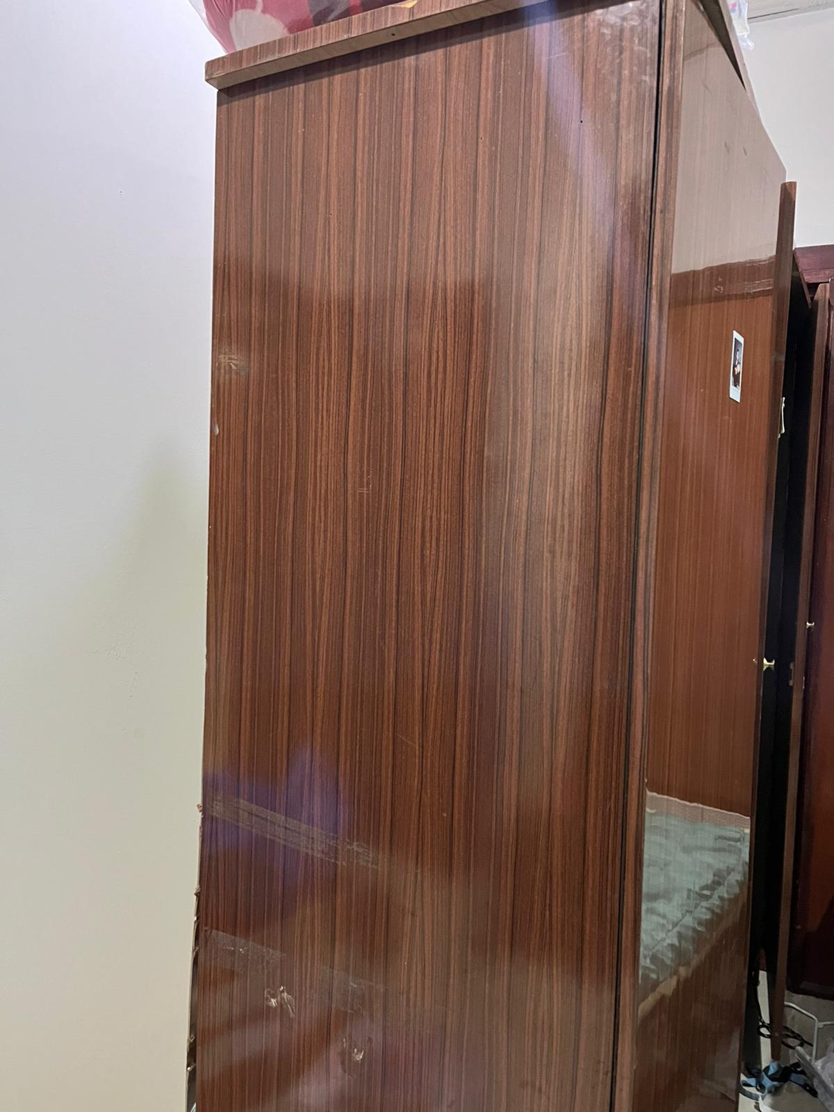 خزانة ملابس ثلاث أبواب مستعملة مجانية - Image 3