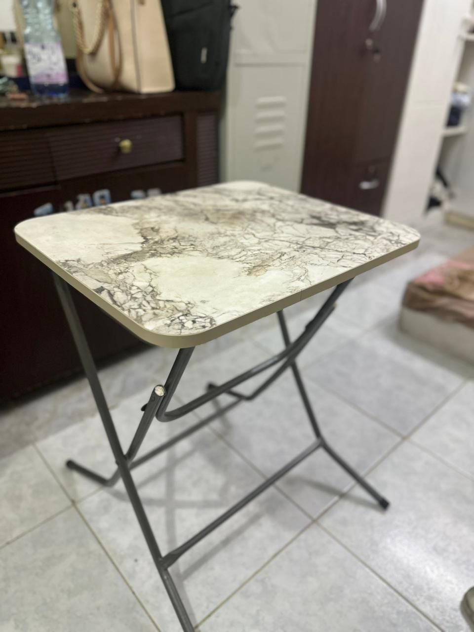 Small foldable table for indoor and outdoor use - Image 1
