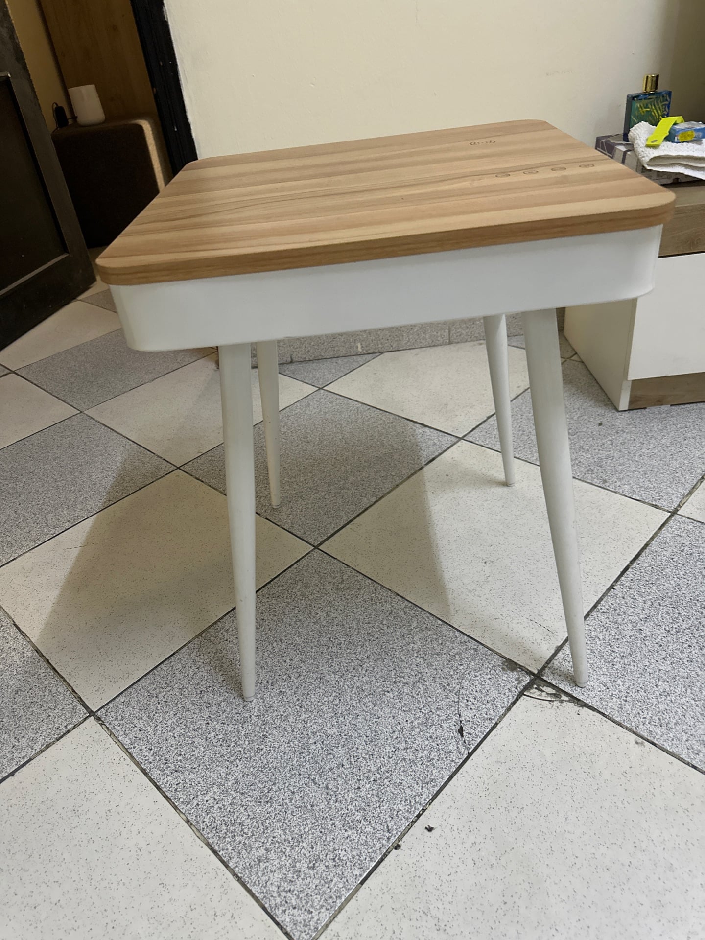 Ikea table with wireless charger - Image 3