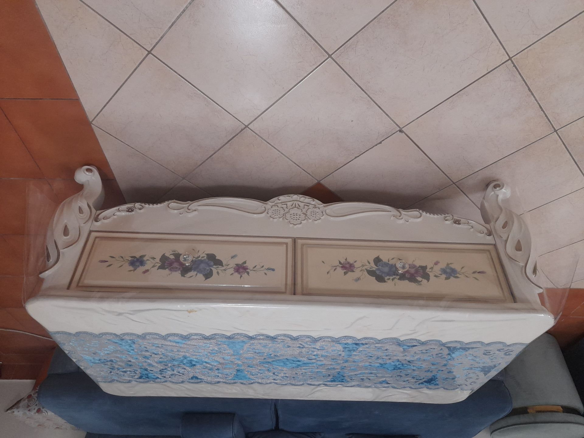 Single Marble Table  - Image 4