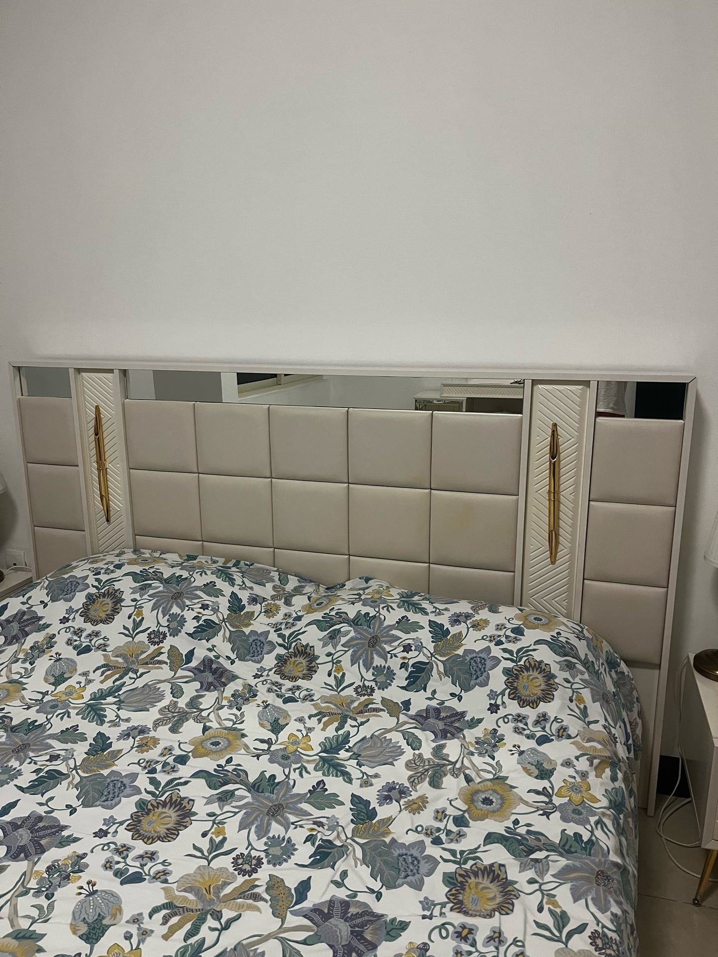 Bedroom set. Sideboard set with mirror and two bedside tables for the master bed - Image 4