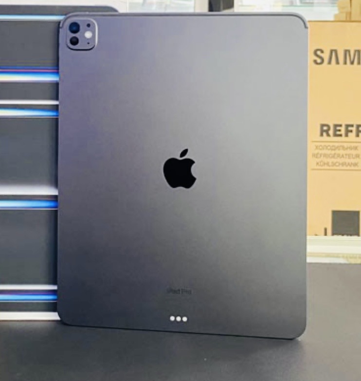 iPad Pro 13 inch M4 same like new - Image 1