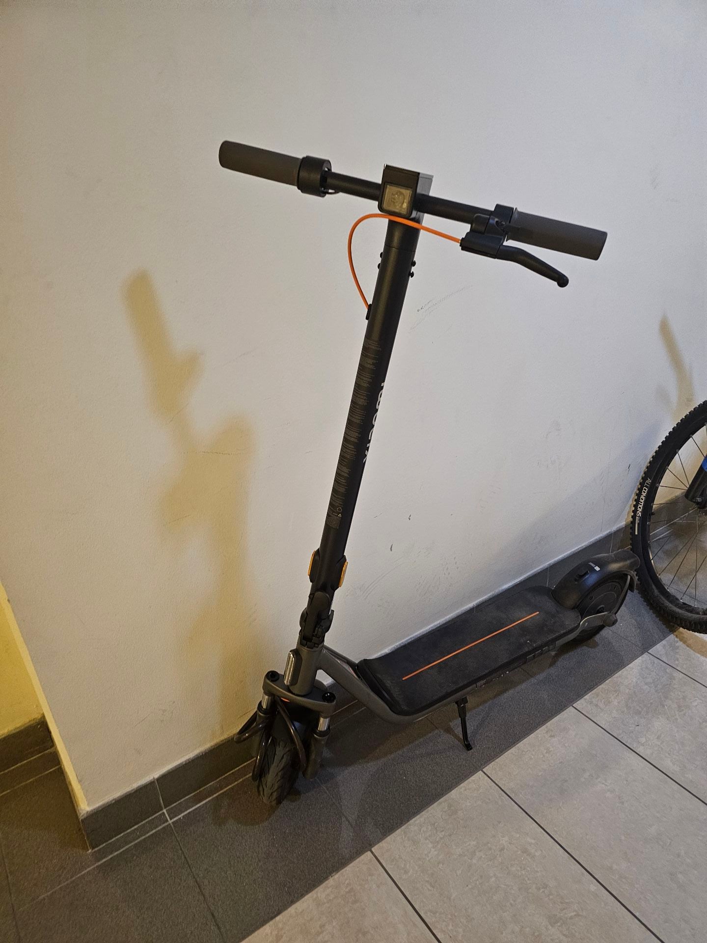 Xiaomi Electric Scooter 6 lite - used for only 2 days - Image 2