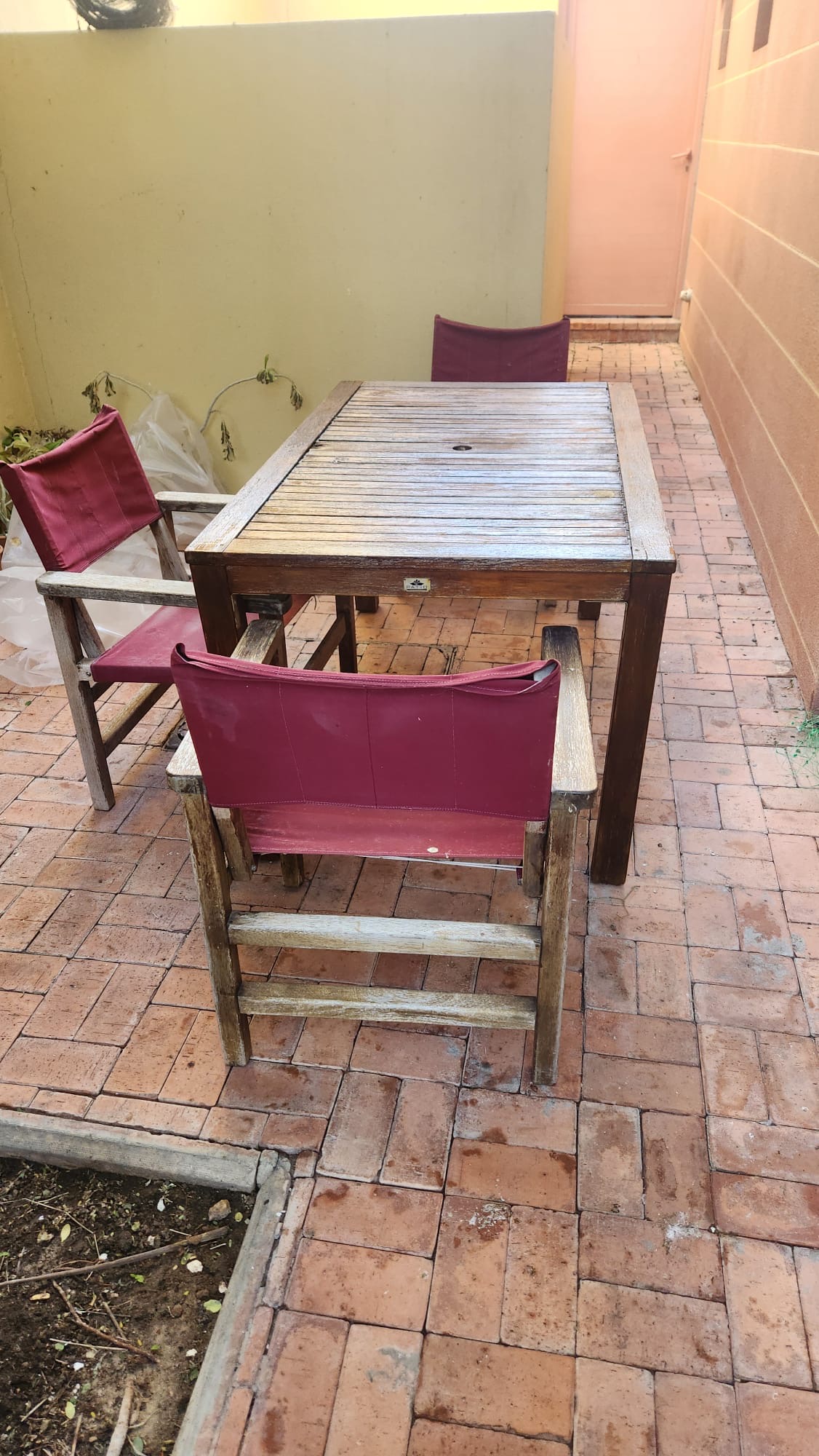 Outdoor table and chairs - Image 1