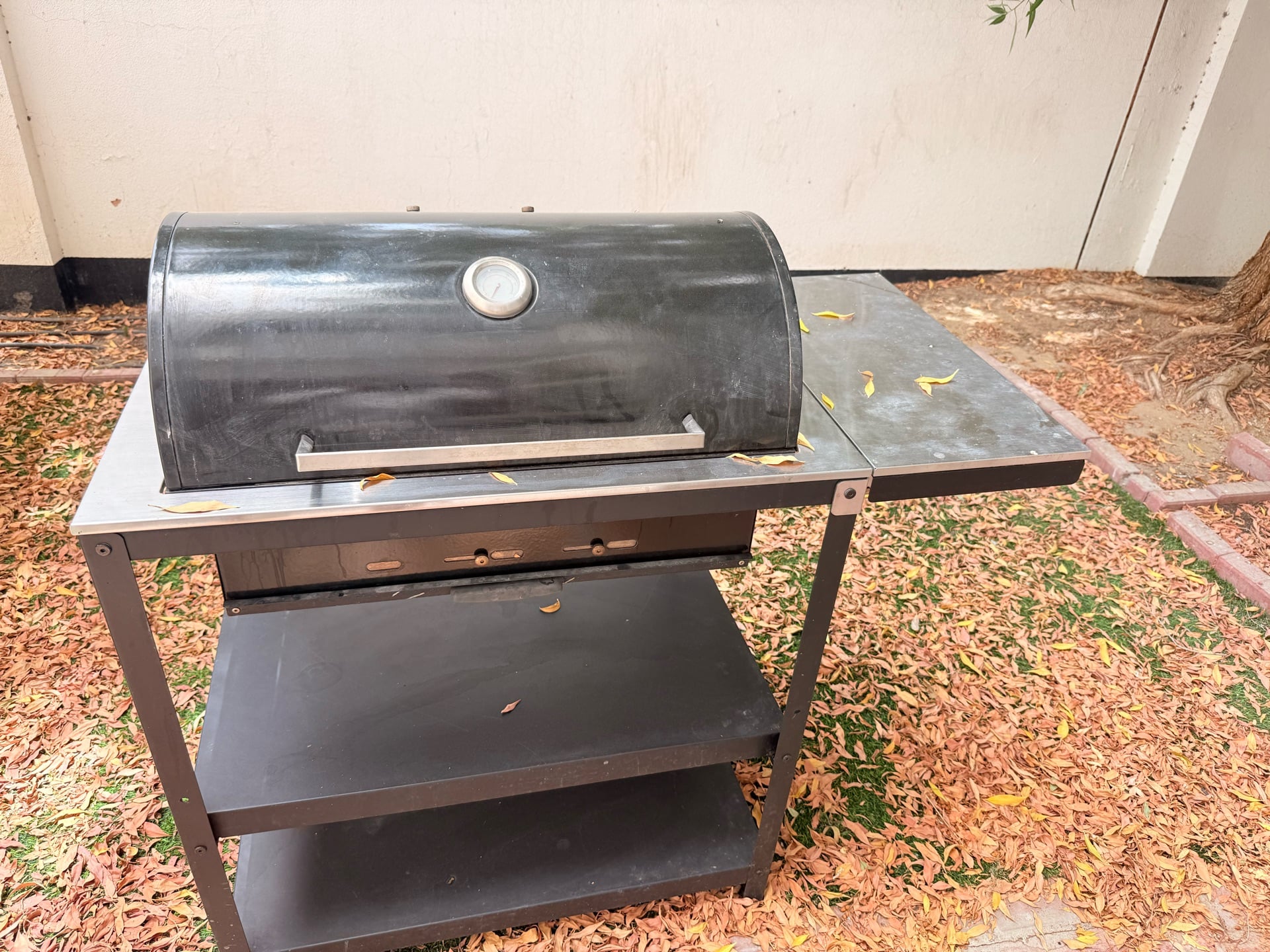 Charcoal barbecue w side table - Image 2
