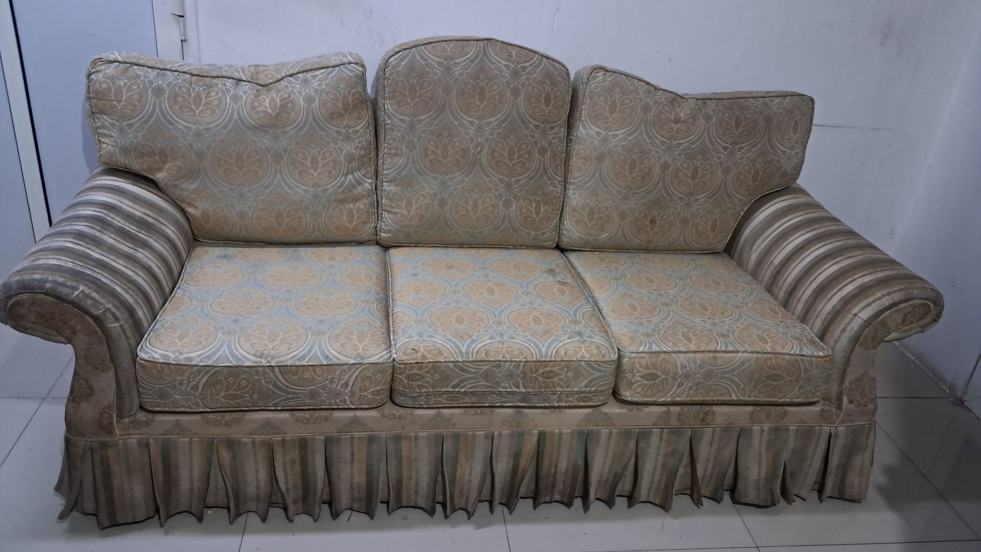 🔥Affordable 3-Seater Sofa – Needs Cleaning - Great Deal!🔥 - Image 3